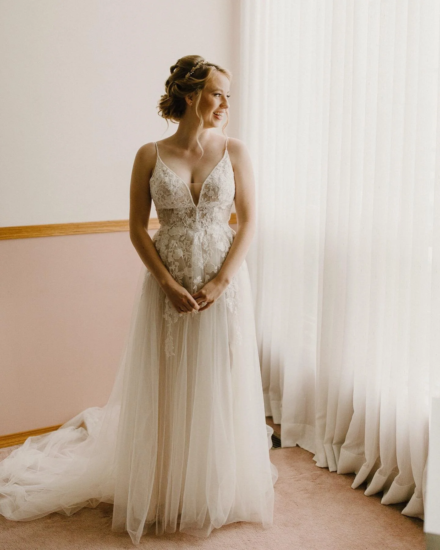 A vision of beauty and grace: the most stunning Alex on her wedding day🤍

∙
∙
∙
∙
#edmontonweddingphotographer #vancouverweddingphotographer
#yegphotographer #photographer #canadianweddingphotographer #yegweddingphotographer #engagement #weddingphot