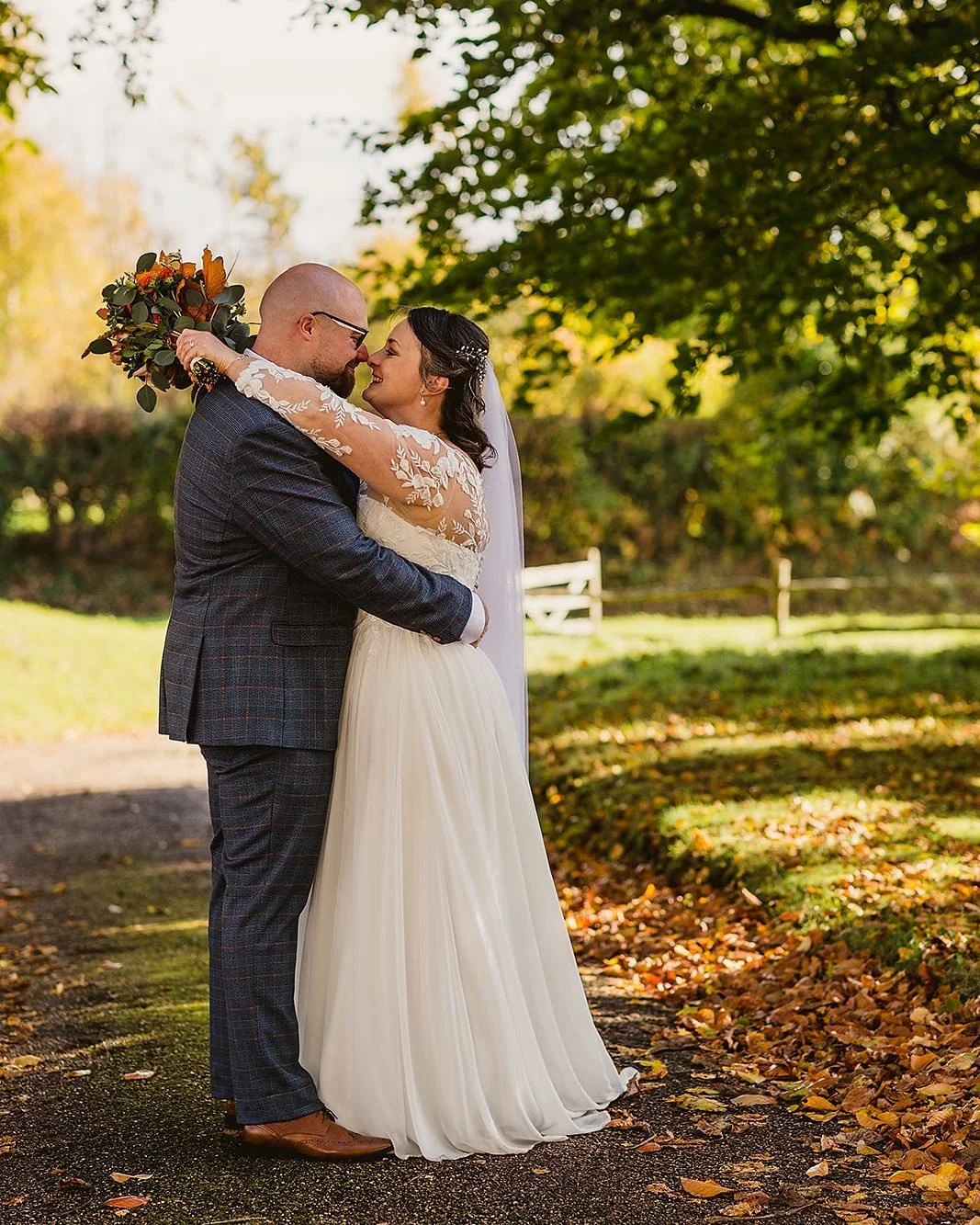 My penultimate full day wedding of 2025 saw me at the always wonderful @hendallmanorbarn for the wedding of Kat and Matt. A fabulous sunny autumnal day capturing and celebrating the love of these 2 with their wonderful friends and family. 
Shout outs