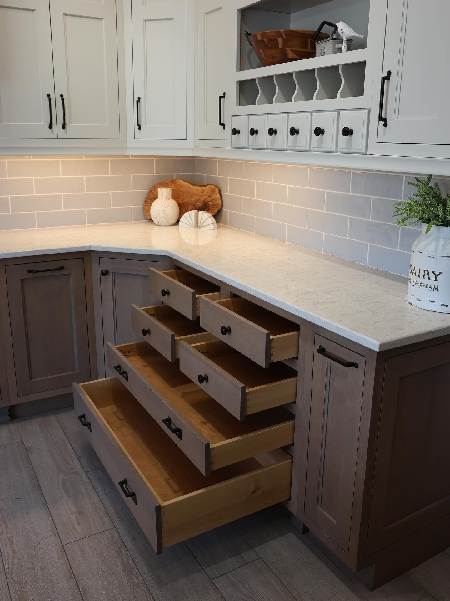 Storage made simple. These stacked drawers are designed for maximum organization and easy access, all while keeping a clean, timeless look. Function meets style in every detail✨
.
.
.
#luxurykitchen #kitchenorganization #functionalkitchen #kitchendra