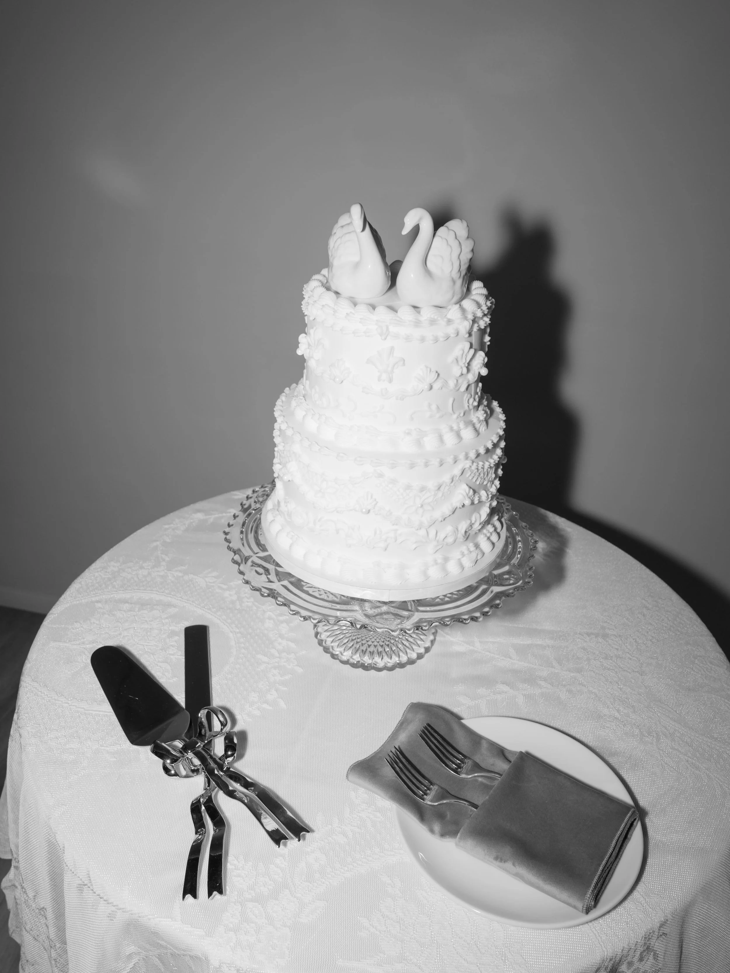 A moment for the cake, also how cute are the swan cake toppers?! 🦢🤍
&bull;
Photographer: @sunandsoulphoto 
Venue: @monserateweddings 
Bakery: @lemonbar.bakery 
Coordinator: @herestothemevents 
Assistants: @han_der_05 @thealiciaperez @cassandra_here