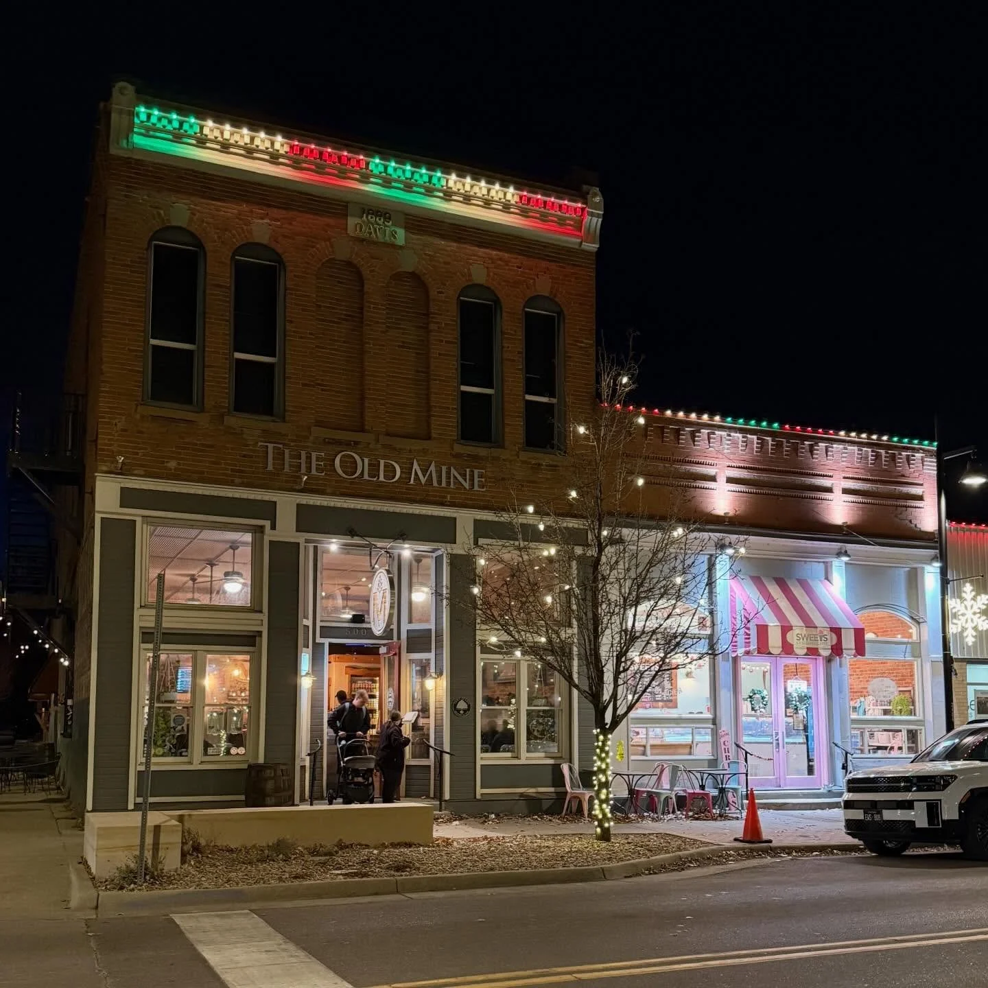 Big shout out to Old Mine and Sweets Ice Cream for supporting one of the local schools last night.  It was fun to gather with schoolmates and enjoy delish food and ice cream (on a school night! 🙀) 

If you are a local eatery and are interested hosti