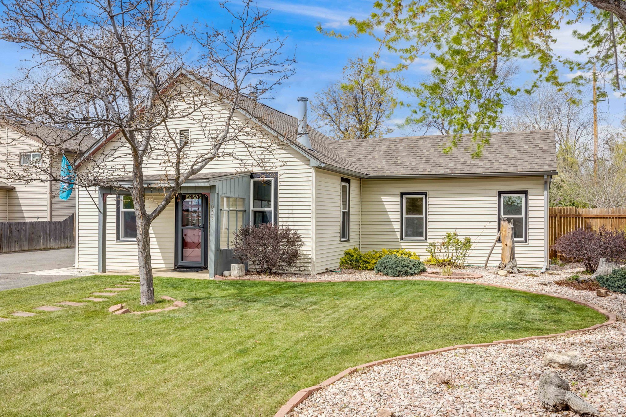 4-web-or-mls-1055-quartz-st.jpg