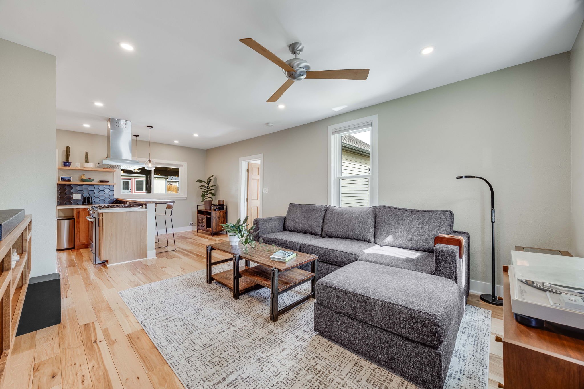 6-web-or-mls-1055-quartz-st.jpg