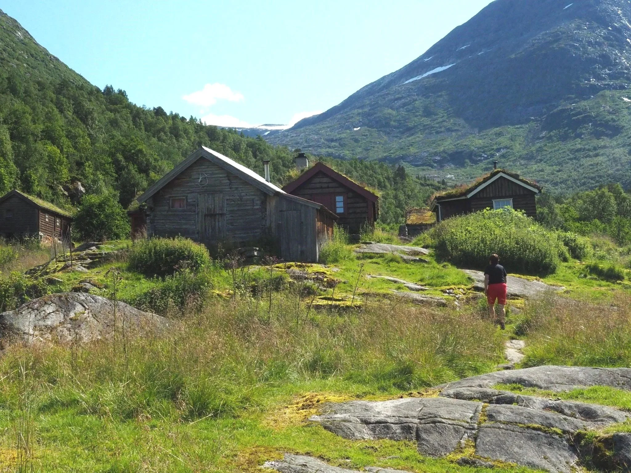 Sunndalsetra med Kamperhamrane i bakgrunnen.
