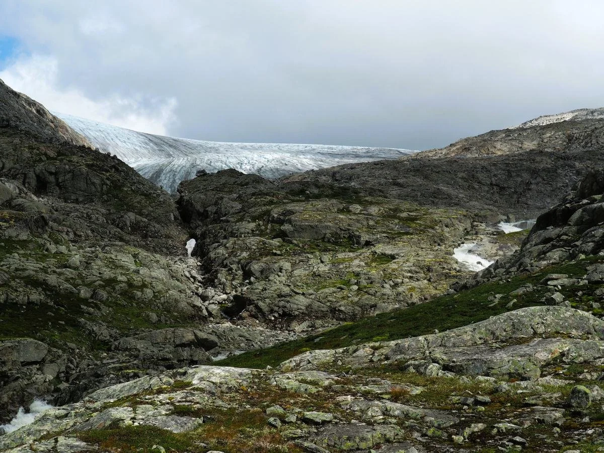 Barren landscape. Tystigbreen in the background.