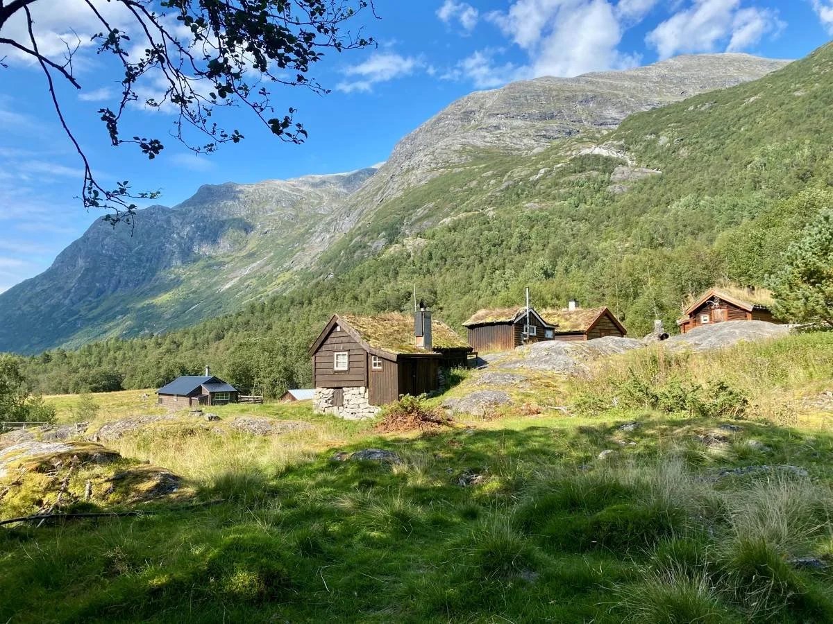 Sunndalssetra. Tverrelvskaret bak til høgre.