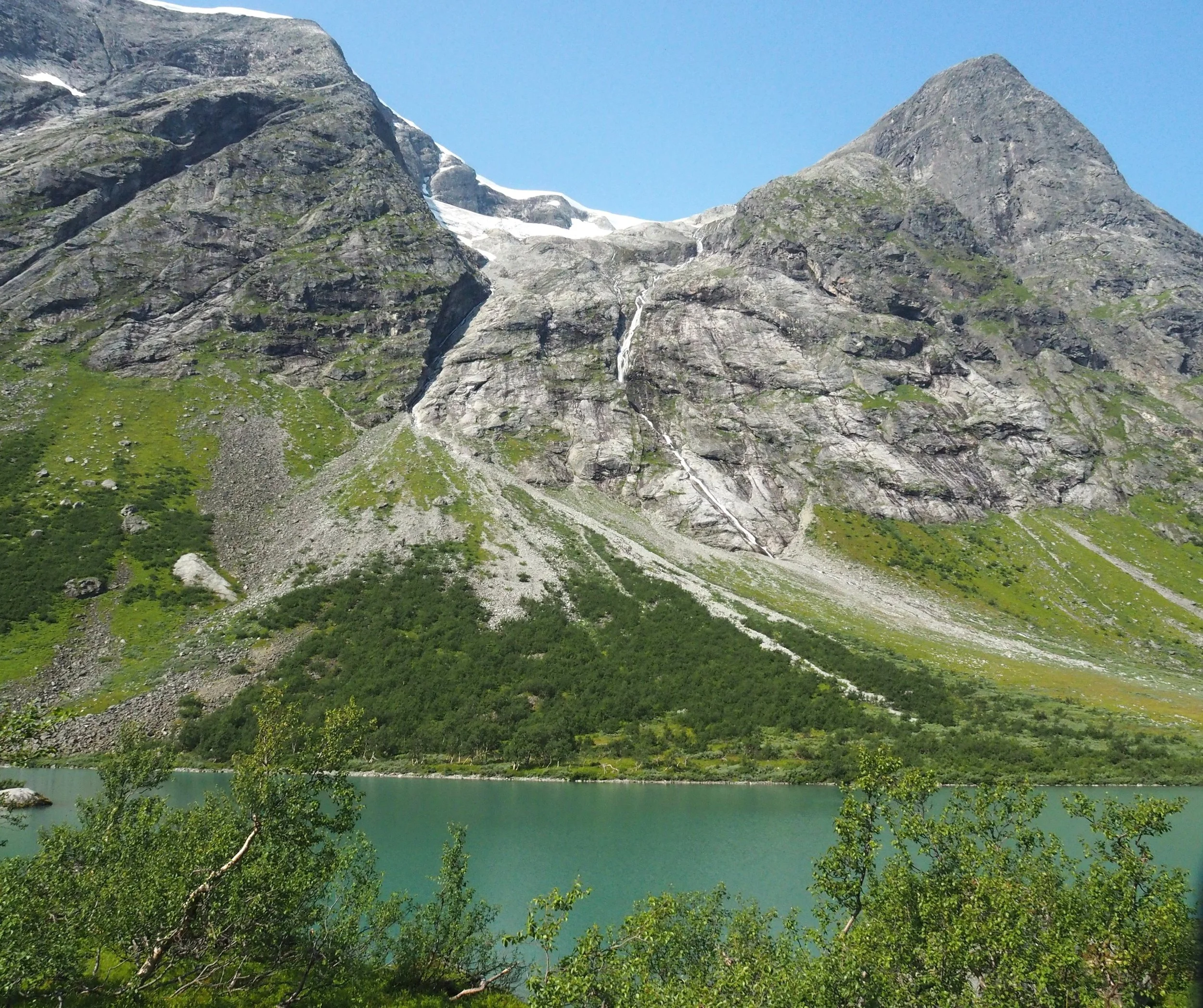 Høge, bratte fjell og frodige skreder