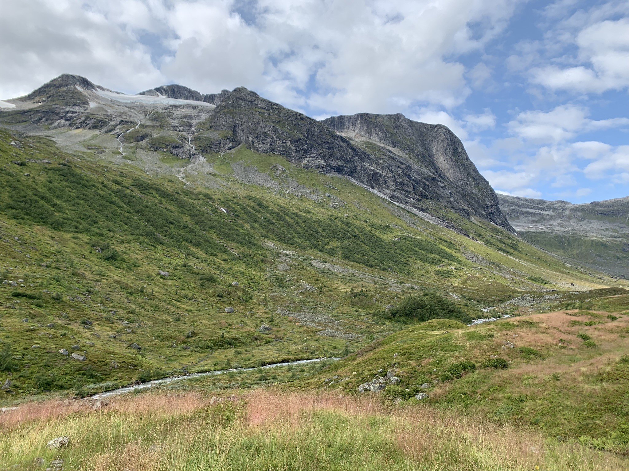 Bak breen til venstre på bildet, kan vi sjå den mektige Stolshyrna (1852 moh.). Bak denne finn vi det gamle fangstanlegget.