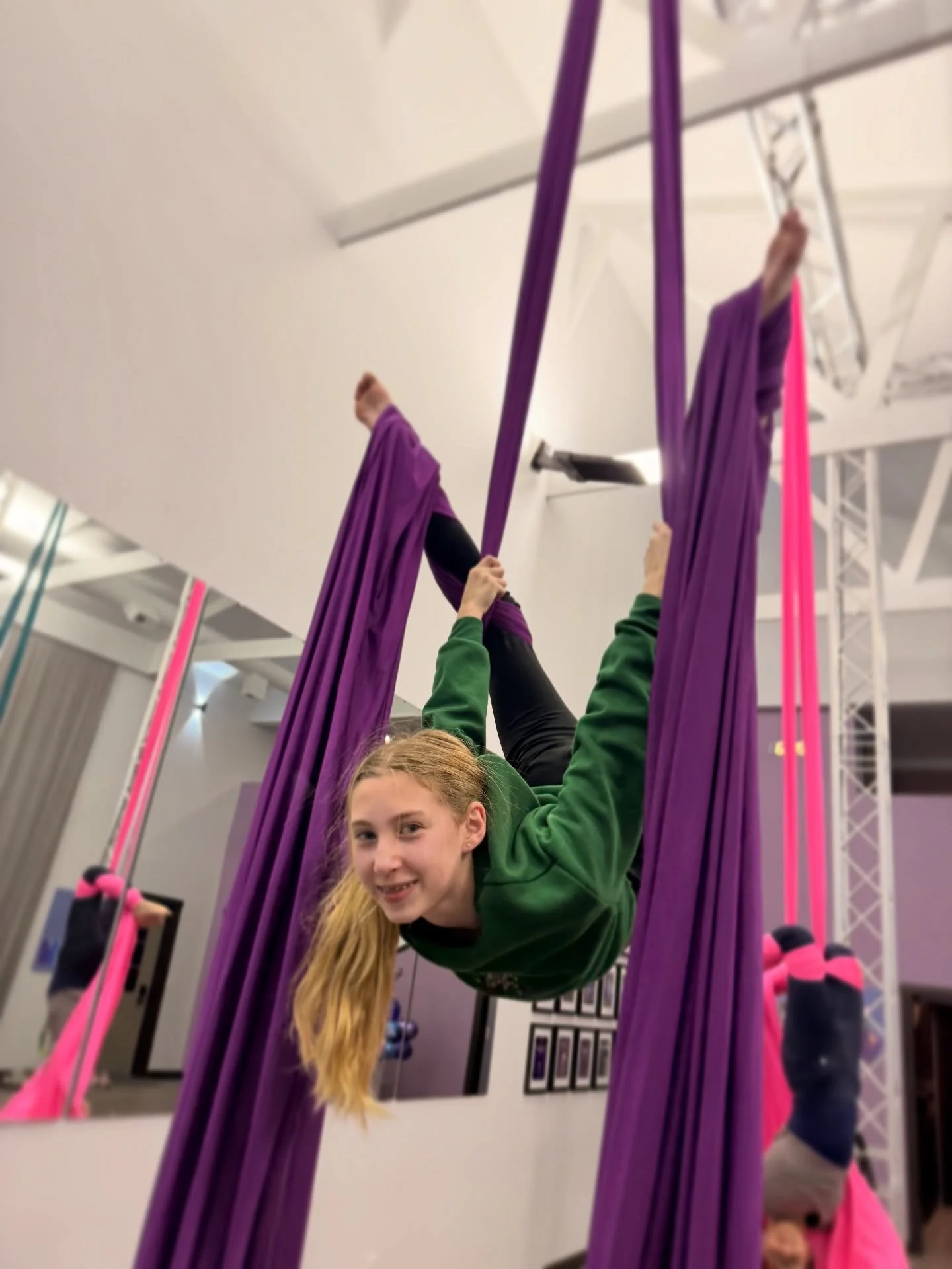 Exploring and discovering new shapes in familiar pathways 💜

#aerialsilks #aerialarts #aerialist #aerialarts
