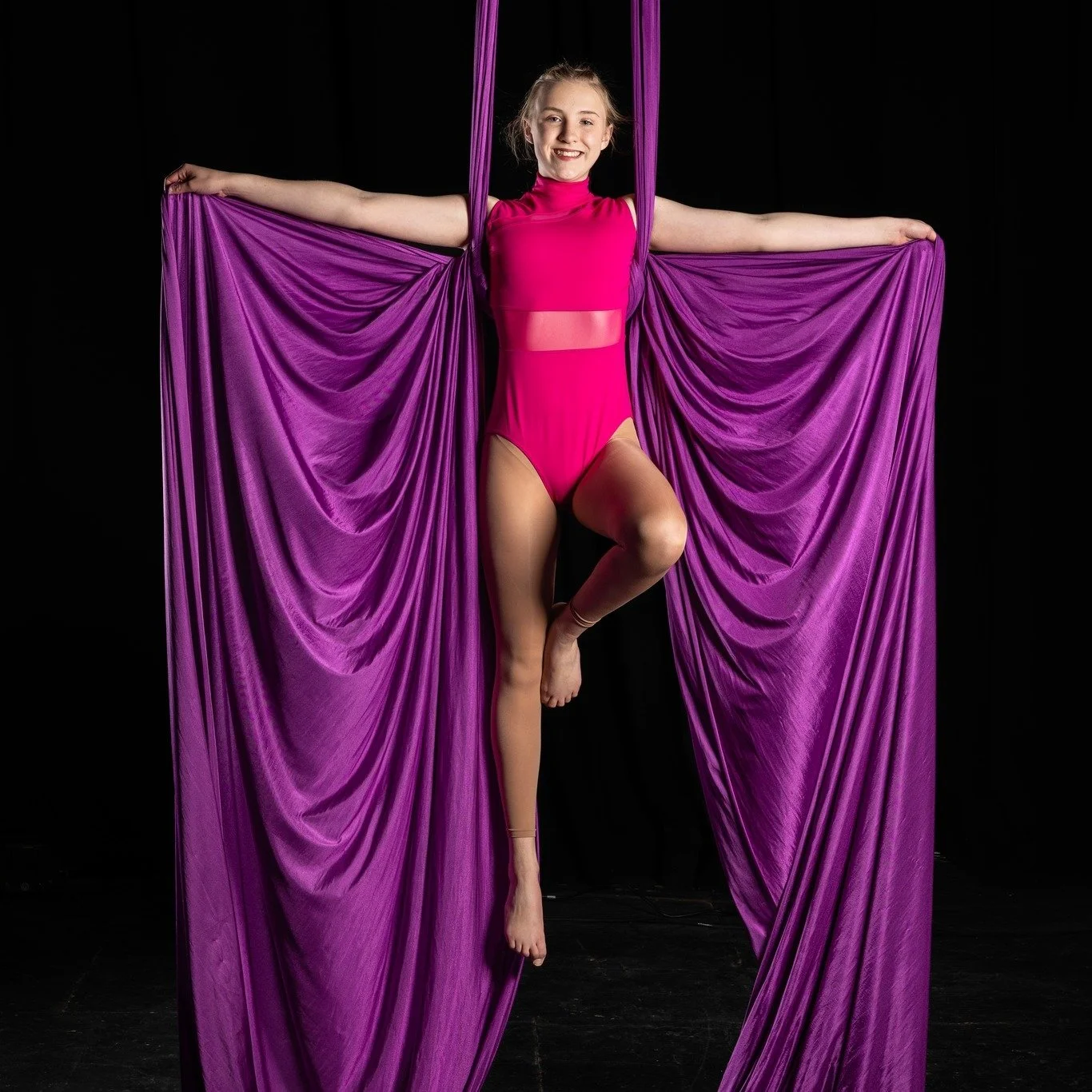 Spotlight on Emmaline ✨

She started aerial in January and took the stage for her very first showcase this season. Emmaline performed in two trios, showing both versatility and commitment in every piece.

We are so proud of her and all the work she&r