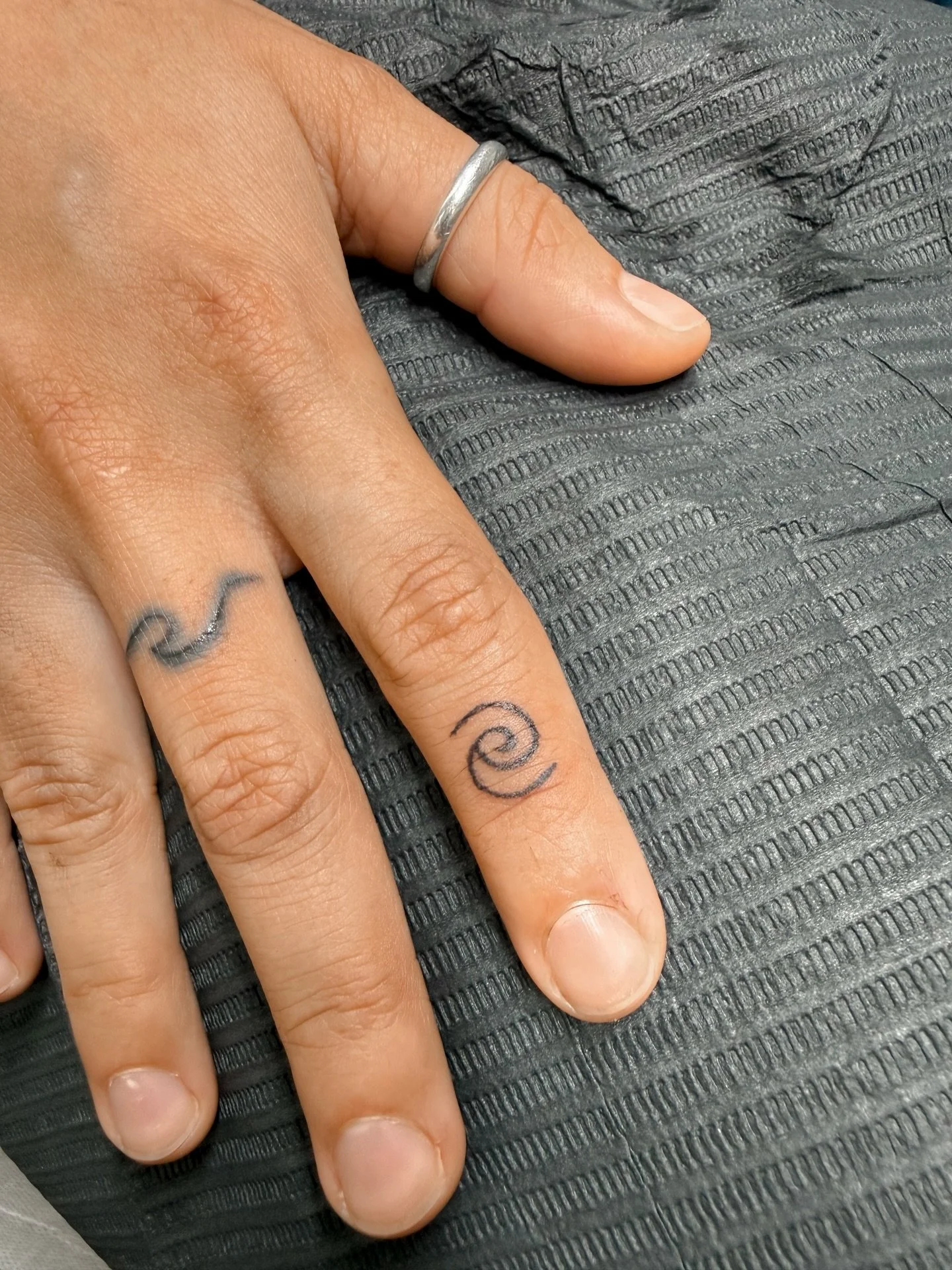 🌀Mini freehand fineline, double-ended spiral for the beautiful Carolina x
.
Made w < 3 (and ocd) @thepiercinghaus 
.
.