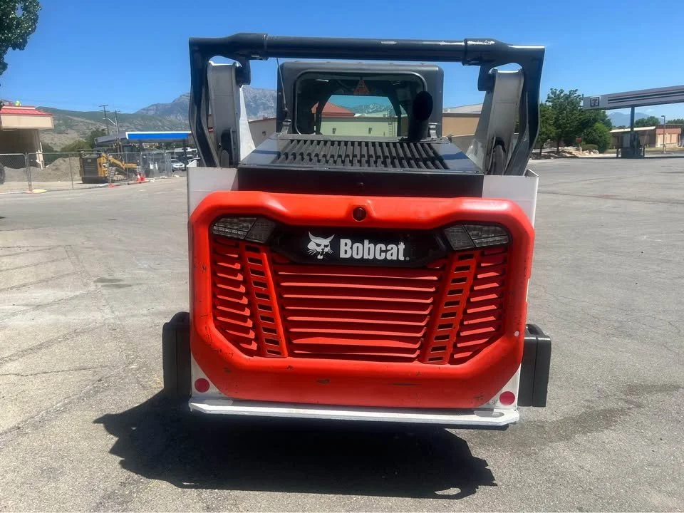 Bobcat T66-3.jpg