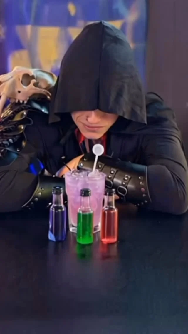 Our resident Warlock, Eric, is ready to help you pick your poison. Try one of our custom cocktails tonight at The Warp Zone
#siouxcity #halloween #arcadebar