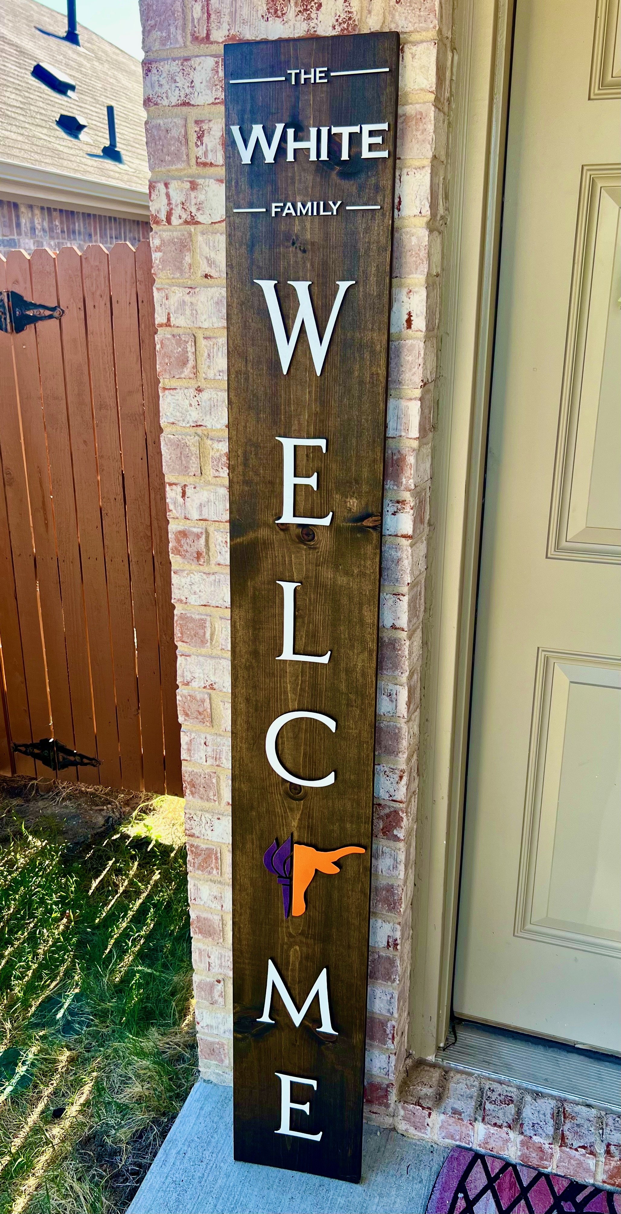 'Front Door Leaning' Welcome Sign