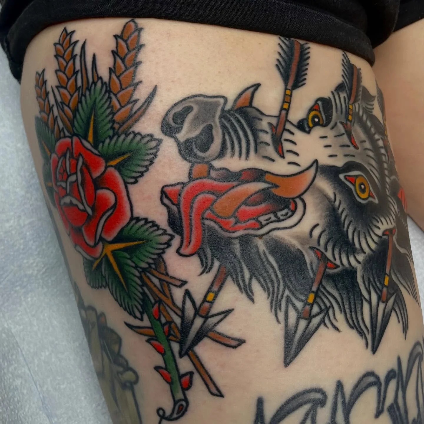 Someday I swear I&rsquo;ll put up that reel of @cvnt_ish&rsquo;s whole entire leg tattoo that that we&rsquo;ve finished 😬 but until then may I present a dead boar, and some bread and roses on the back of her thigh. Lines healed, color/shading fresh.