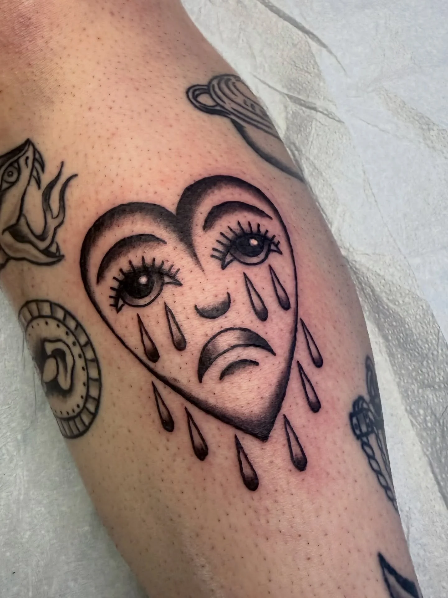 Lil heart to add to @juniperdunlap collection of rad tattoos! Thank you as always June!!🖤