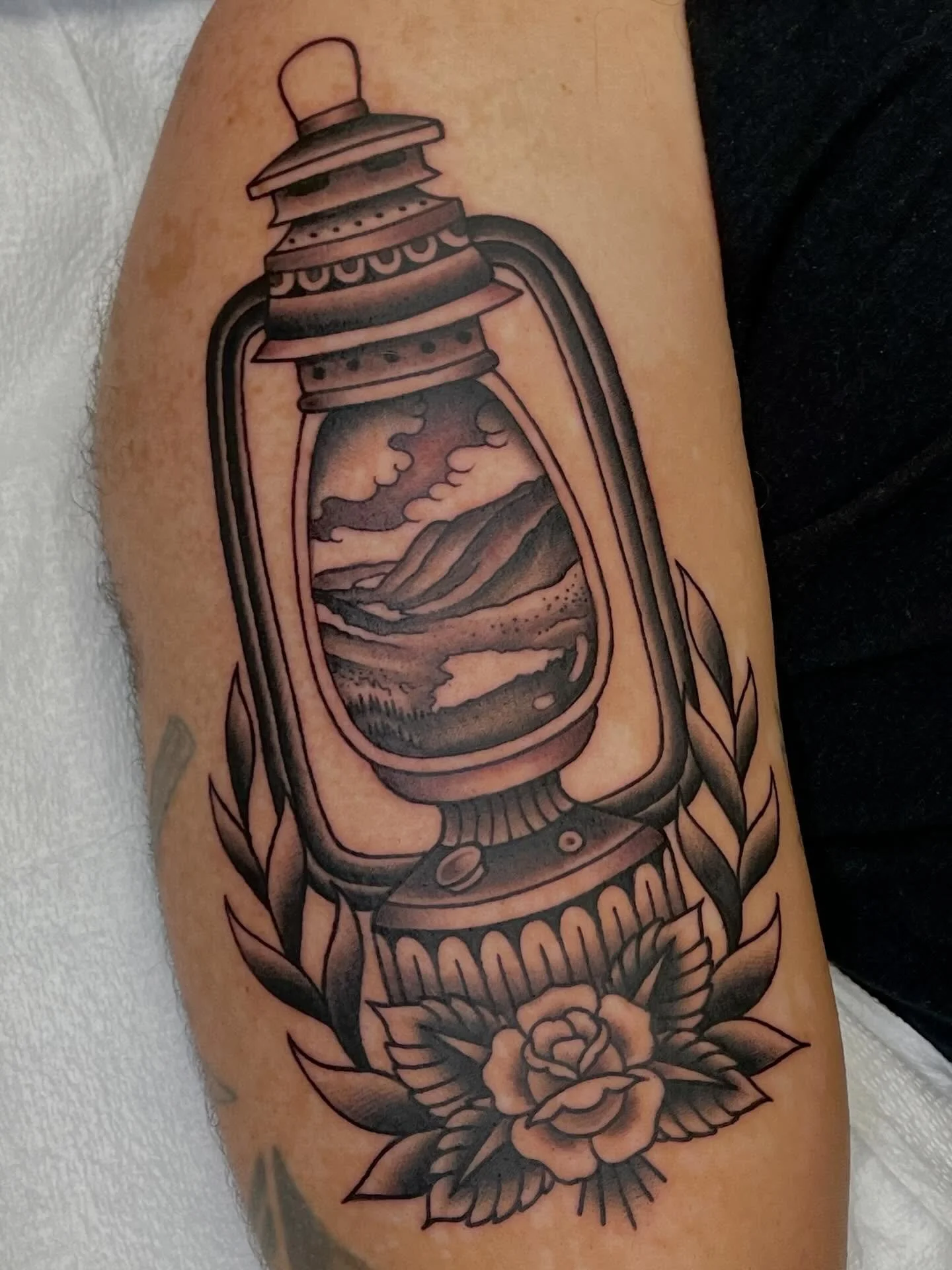 An old school camping lantern tattooed in black and grey for a person it was really wonderful to catch up with. Thank you so much @getjessedean!
