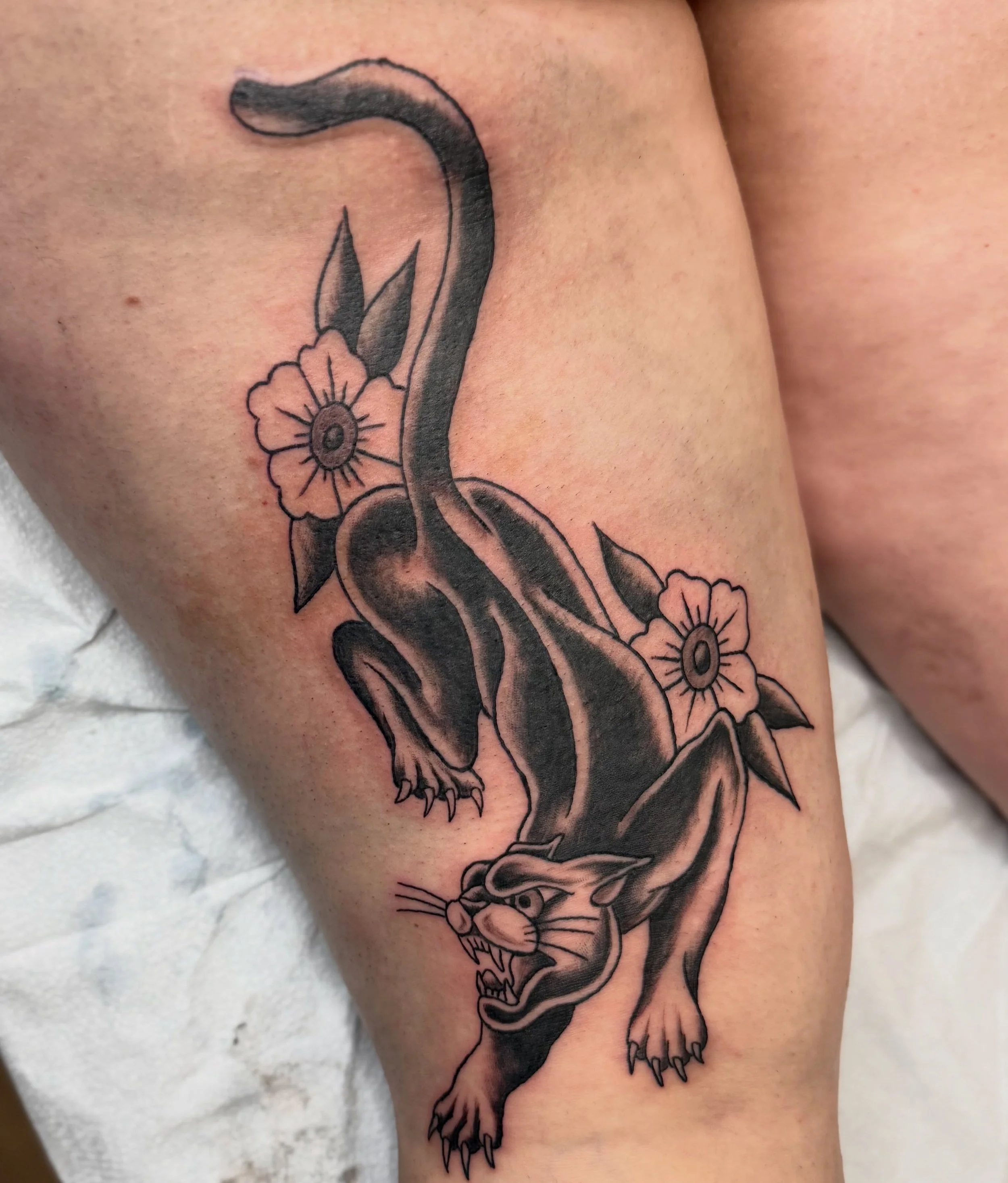 Some recent tattoos on some wonderful humans. 🖤
Last slide is a video pass of healed work on the amazing @juniperdunlap