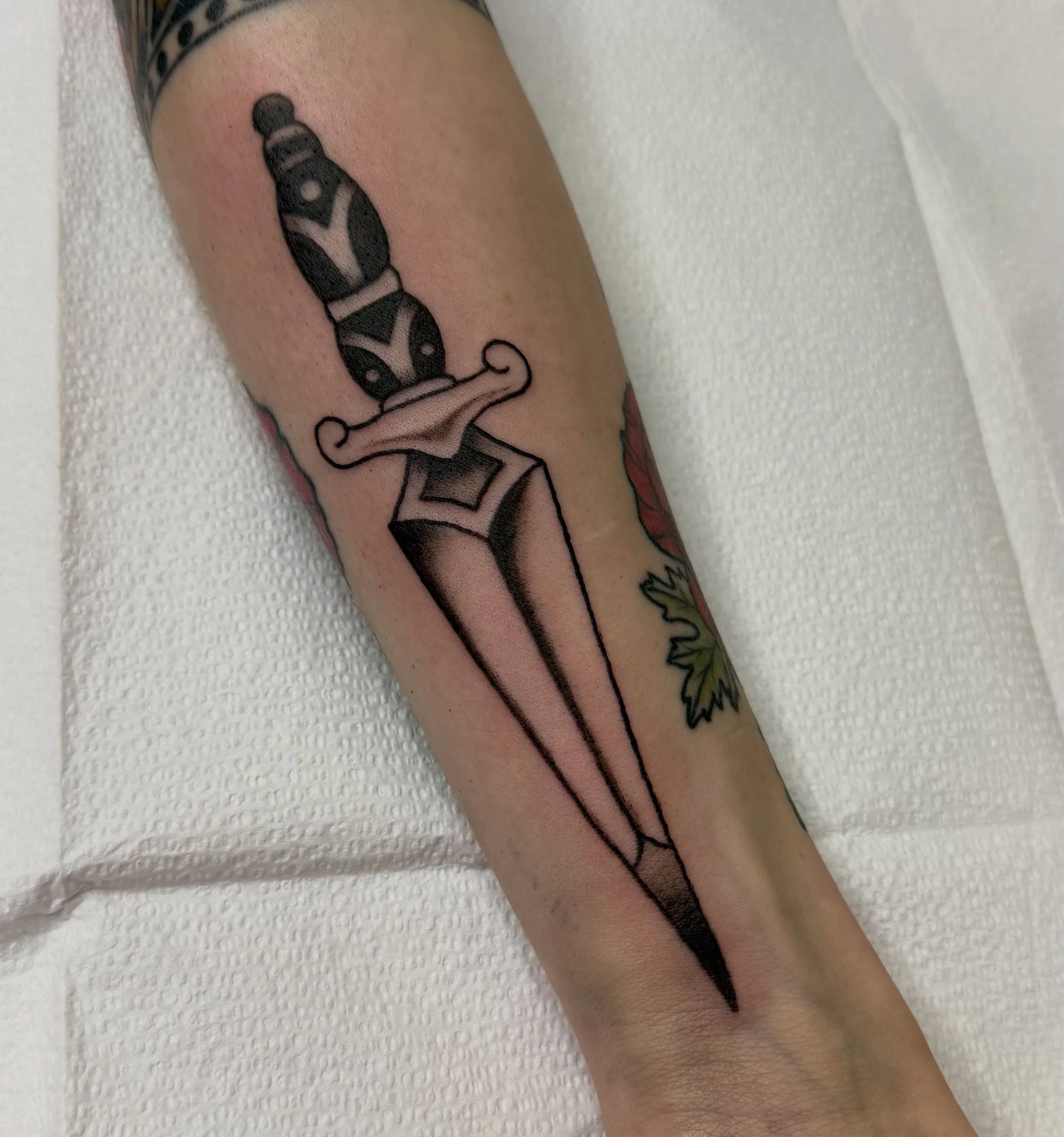 DAGGER&bull;RED DRAGON OF WALES&bull;HUMMINGBIRD (coverup)
All done on lovely humans at @holdfastporttownsend