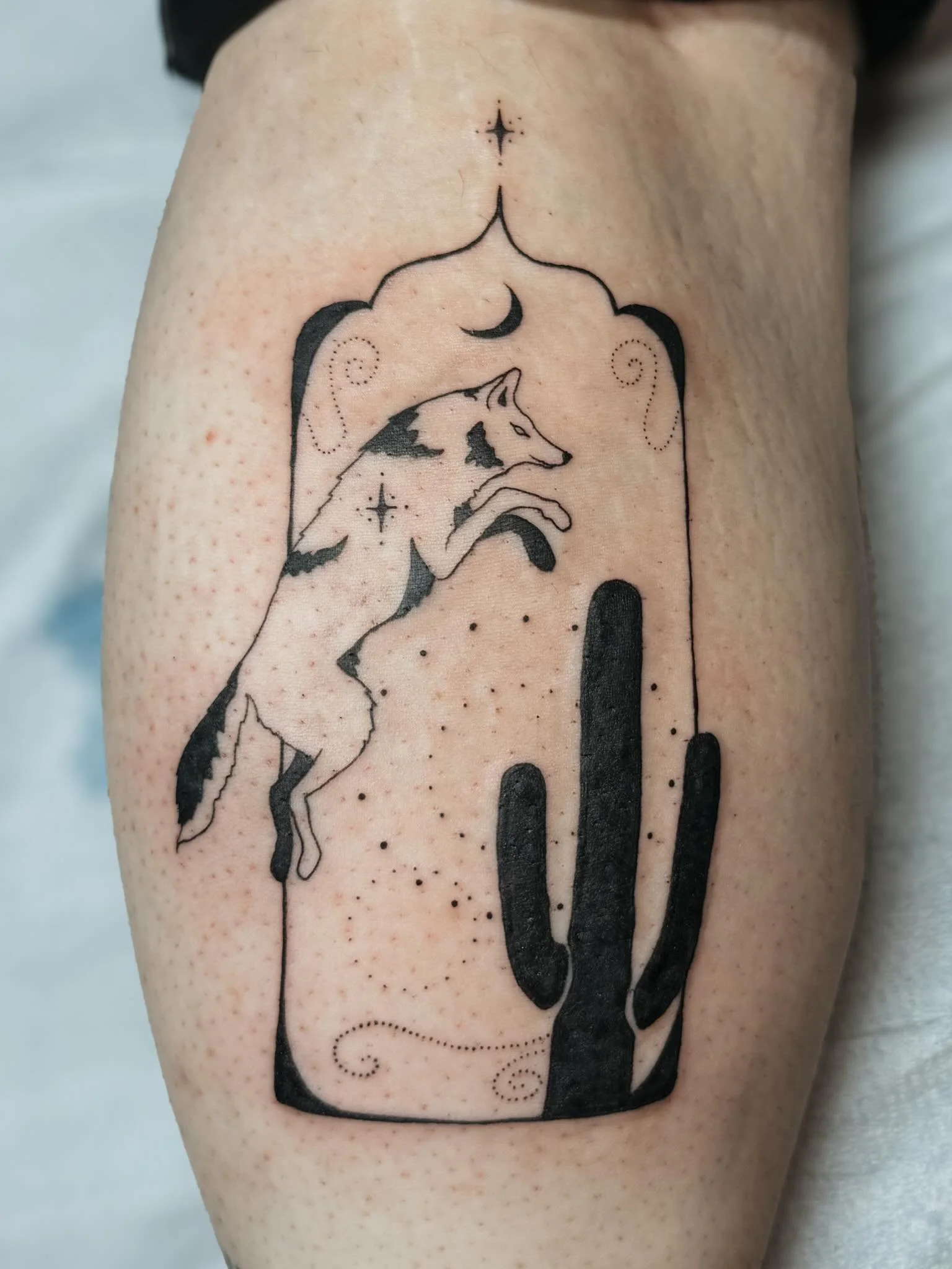 Another beautiful portal tattoo by @serenaofearth. This time with coyote, cactus and moon. 

You can book yours with Serena via dm ✨