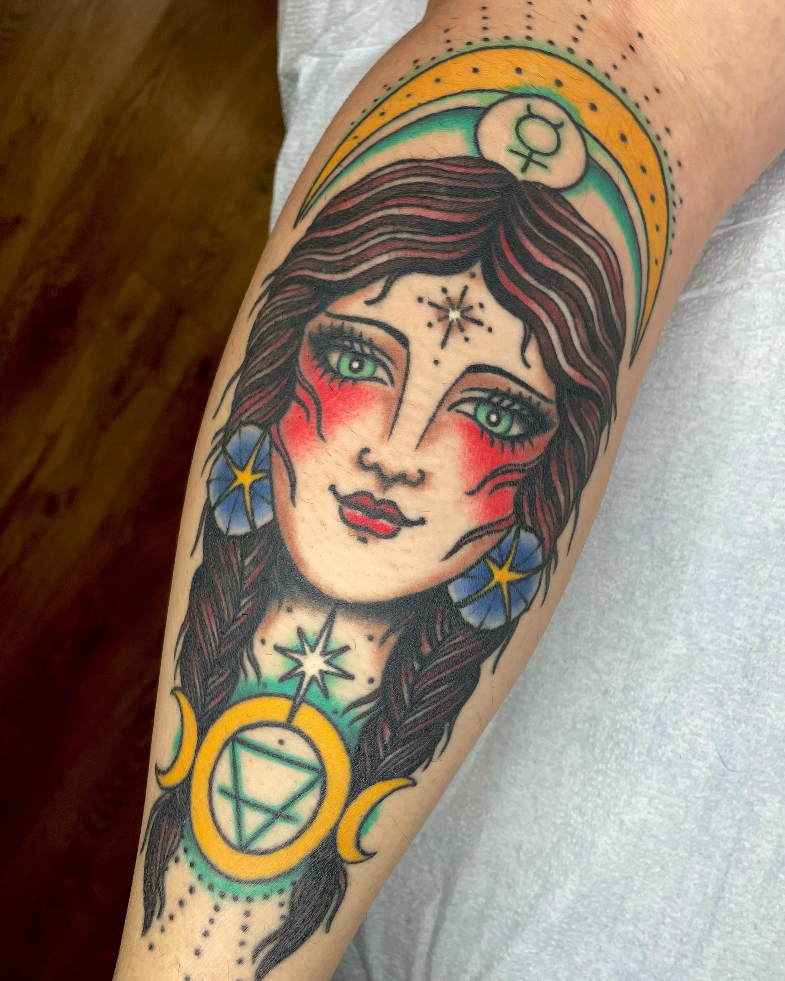 Got a pic of this Virgo babe all settled in, made at @holdfastporttownsend about 3 years ago. Second frame is the fresh photo. A good tattoo ages well ✨

Thank you @queen_and_the_bees and happy almost birthday 🩵

#ladyheadtattoo #virgotattoo #zodiac
