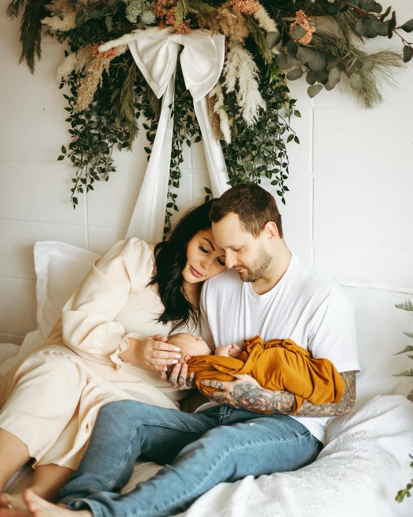 Here&rsquo;s baby Colter, hitting me right in the feels today! It doesn&rsquo;t hurt he&rsquo;s even adorable when he scowls, 😂🥰

These three are smitten and it was such a joy to have them in the studio. 💛🫶

Babe: @briannadailee

#newbornphotogra
