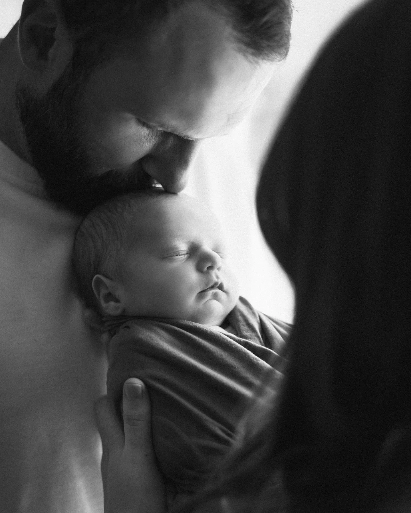 There truly is nothing better than seeing my previous wedding clients walk through the door with a fresh little babe 🤍 

@lindseycow and Sean are truly a vision as new parents. I am so excited to meet so many babies this winter! 🙏