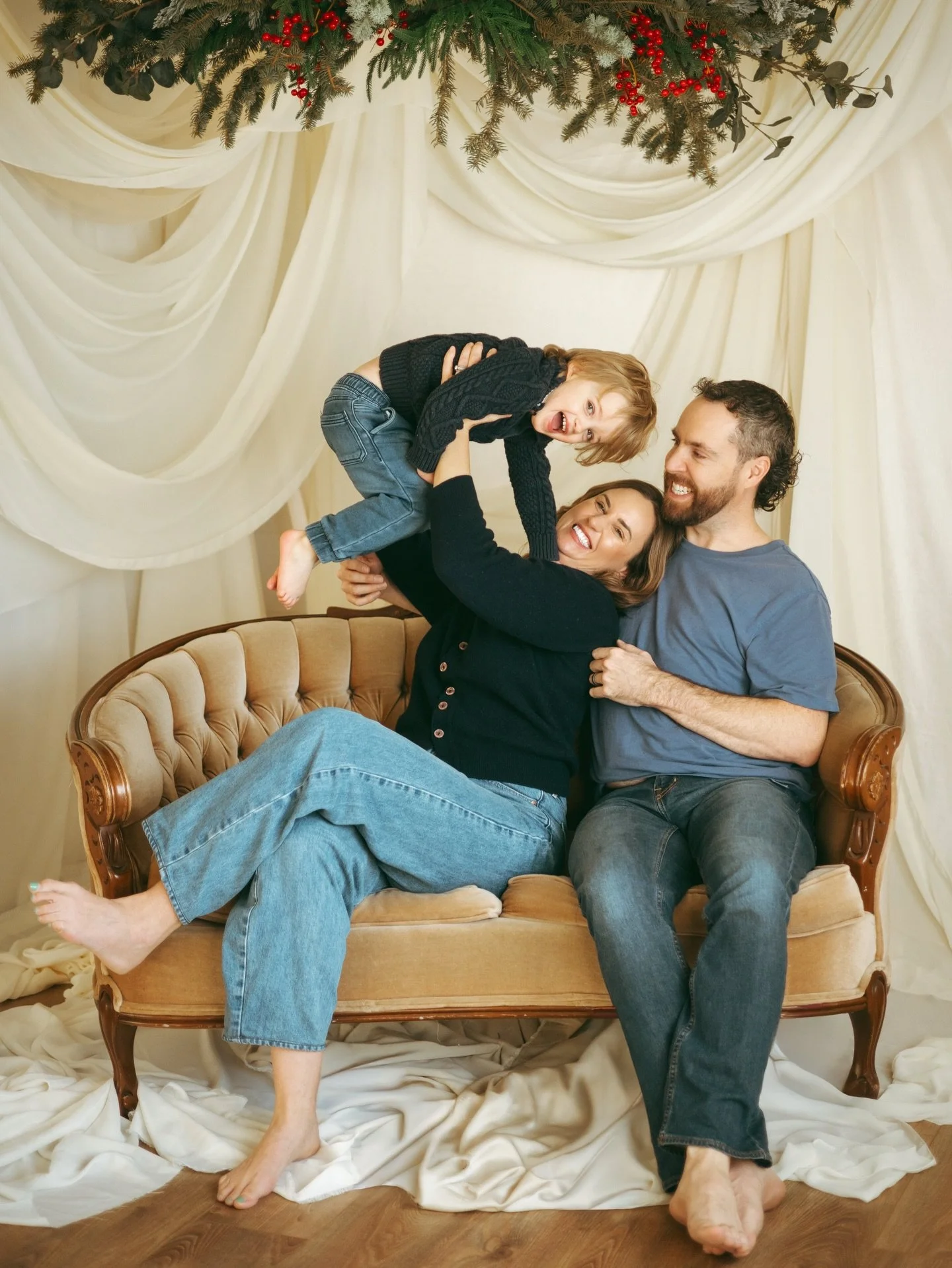 Can we talk about all the amazing families we&rsquo;ve had in the studio this Christmas season?

First up to share, a family who holds a special place in my heart @kiersteninyeg 😍🤍

📸: @wildlovephotos