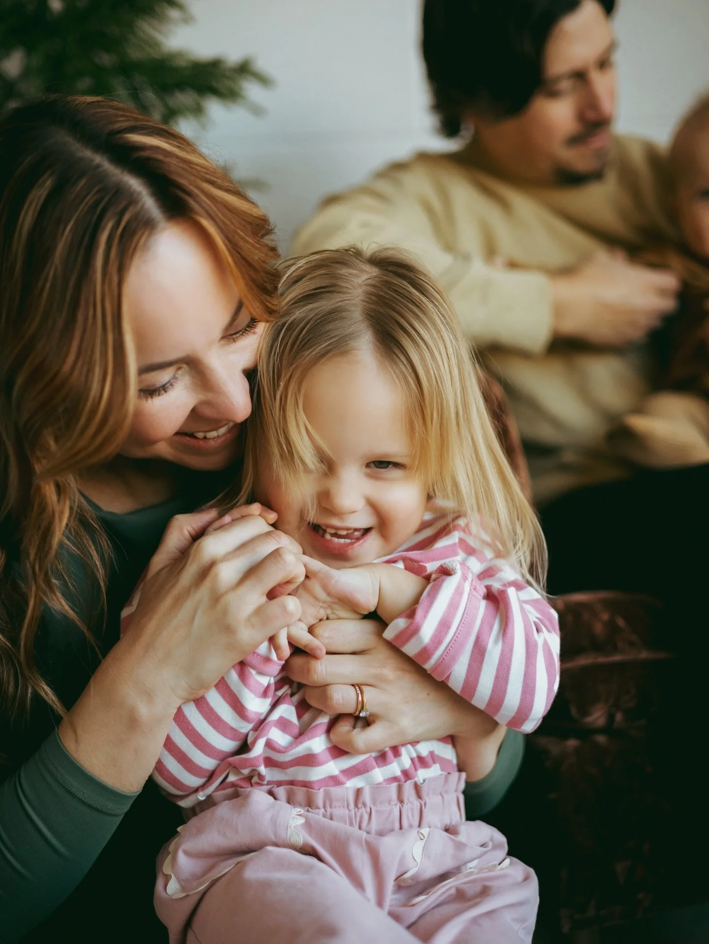 These cuties came in for minis and it was so fun to see their faces again 🫶 Lots of love to this fam and their littles. 

Merry Christmas 🎅 @wildcat___d 

📷: @wildlovephotos