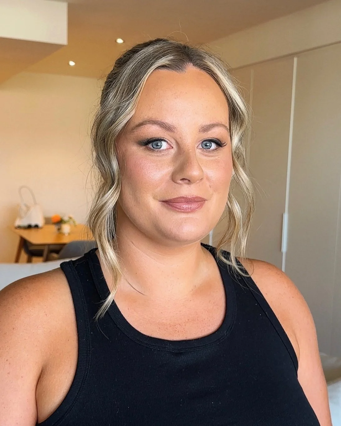 Couldn&rsquo;t possibly choose a favourite, so enjoy 3 pics of my BEAUTIFUL friend @alexfarmeraf makeup ready for a summer wedding 🫶
.
.
#adelaidemua #adelaidemakeup #adelaidemakeupartist