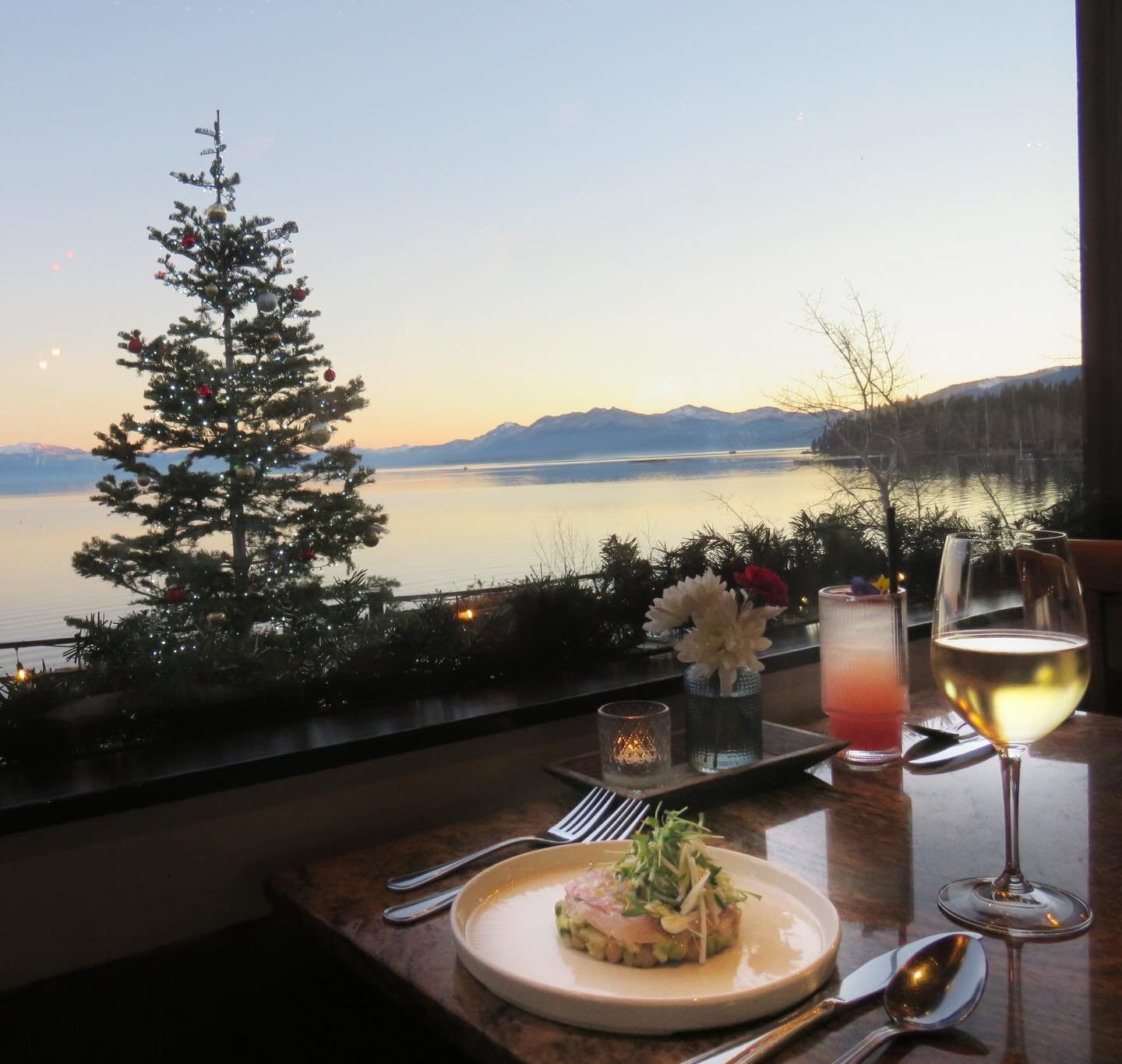 While we wouldn&rsquo;t mind borrowing a bit of the central valleys winter, summer sunshine in December has its perks.
Kampachi Crudo, bright light Listan Blanco and a hint of holiday glow. #whereisthesnow #ChristyHill