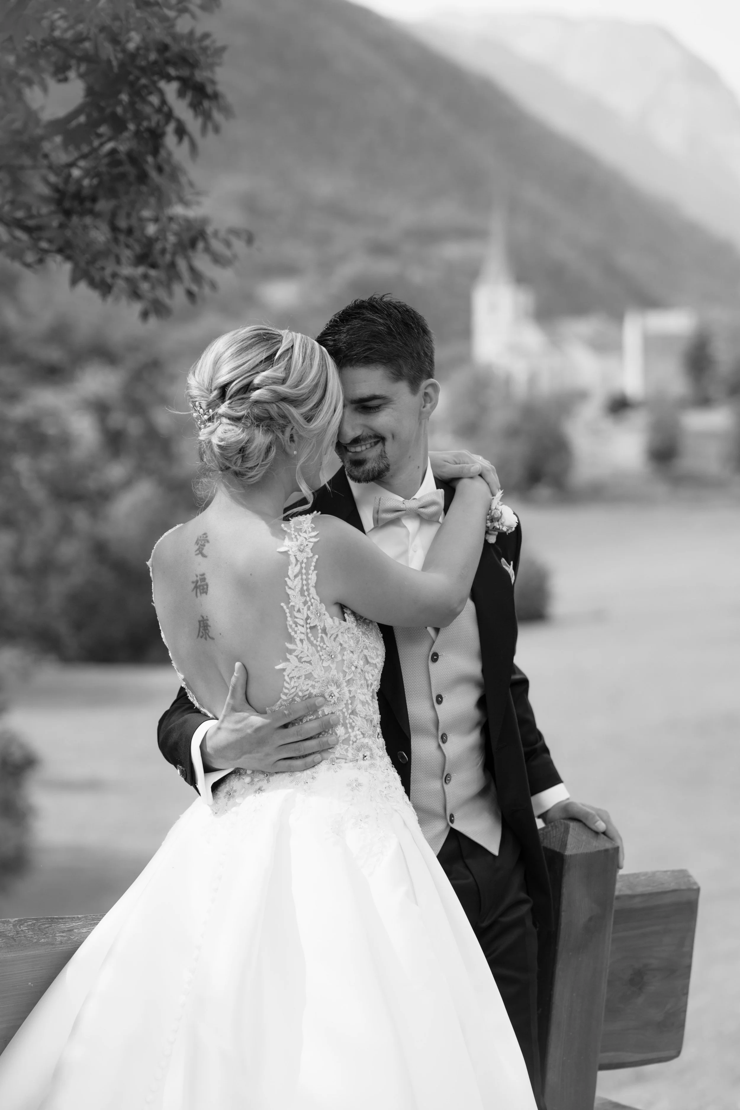 Zeit zu Zweit vor der Trauung mit Blick auf die Kirche, Raron