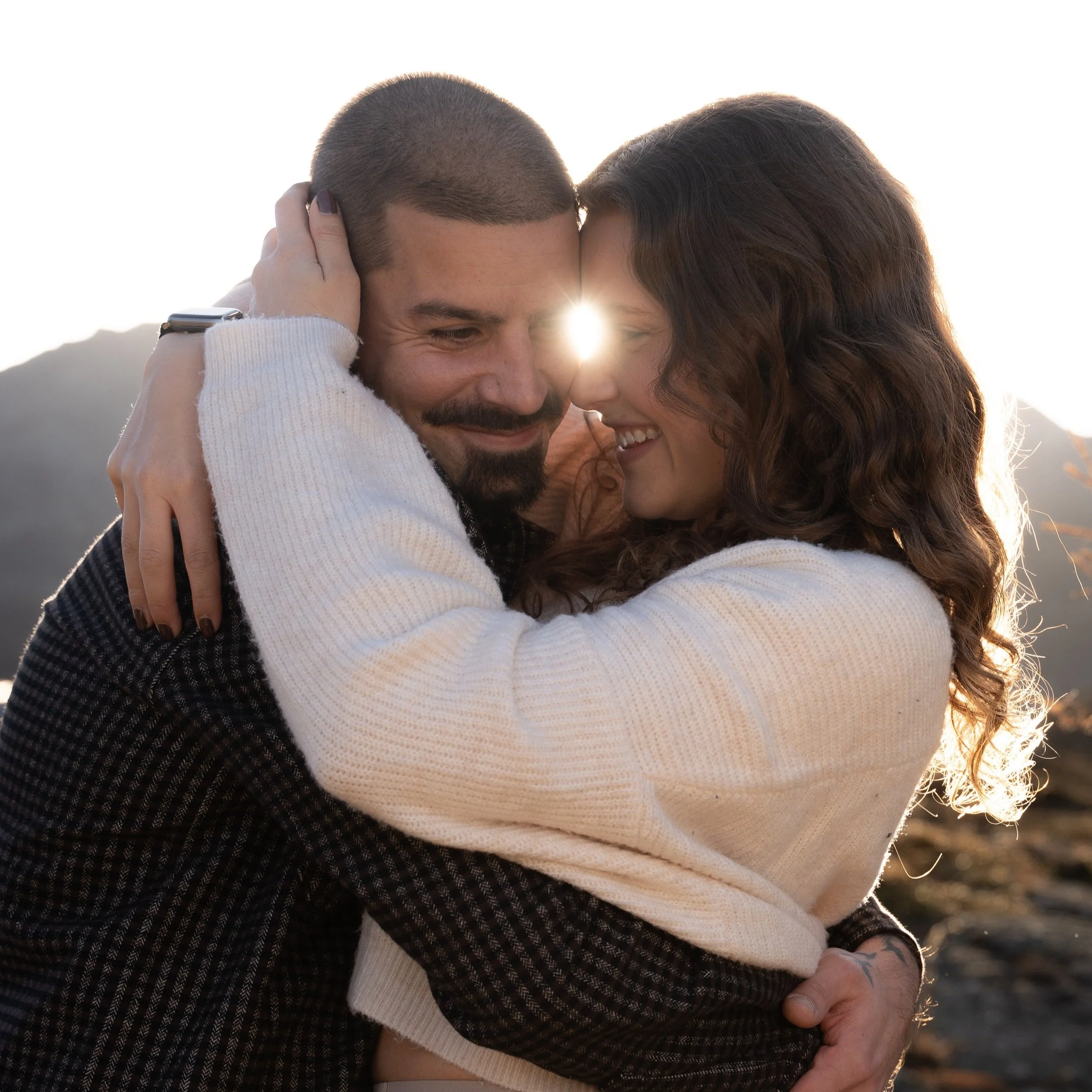 Glückliches Paar im Sonnenuntergang auf dem Simplonpass