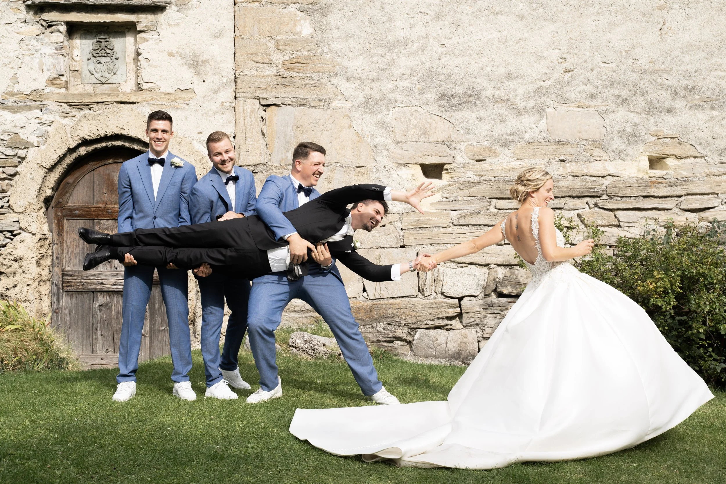 Lustiges Foto des Brautpaars mit den besten Freunden des Bräutigams, Raron