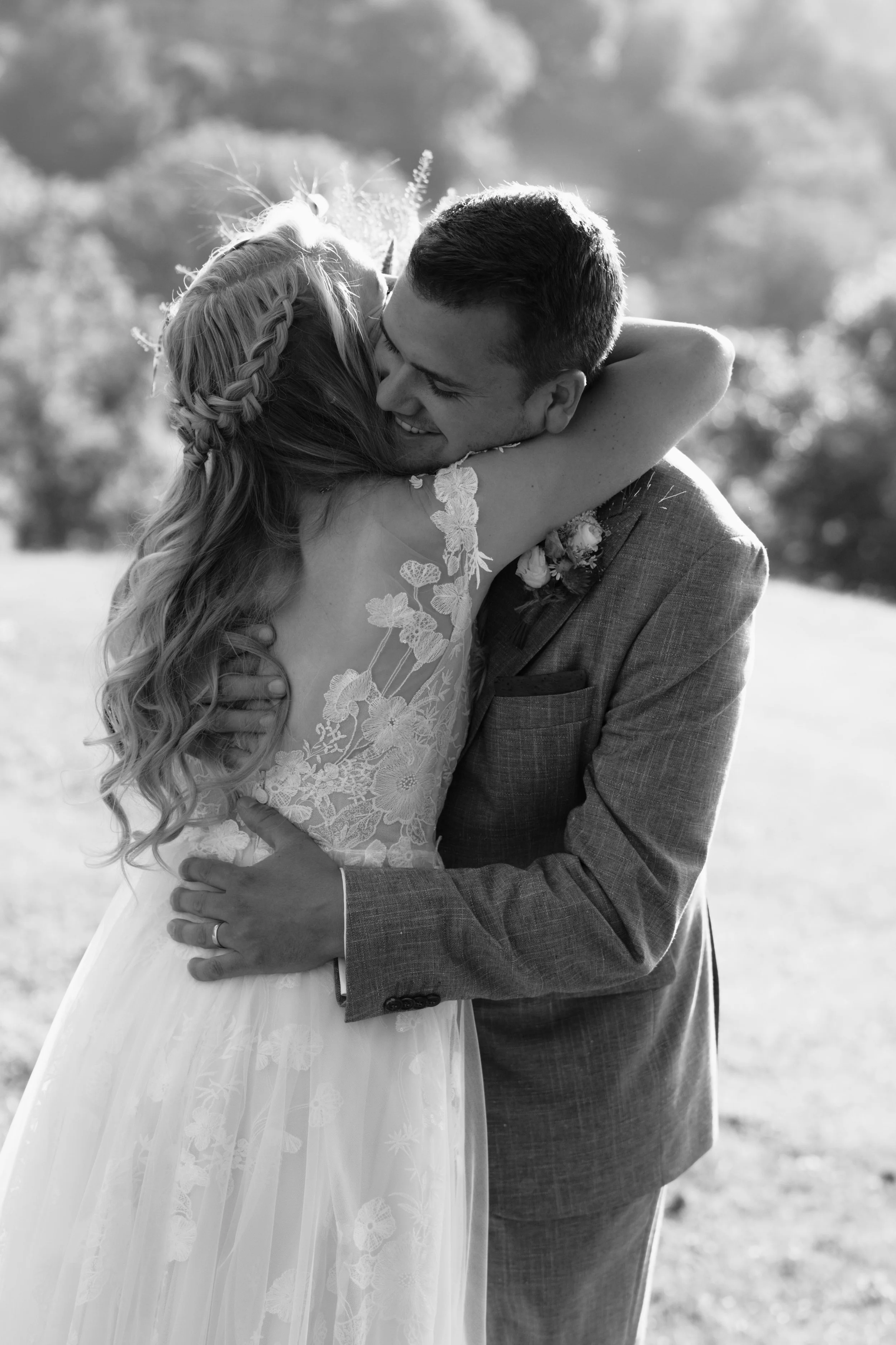 Innige Umarmung des Brautpaars beim First Look, Raron