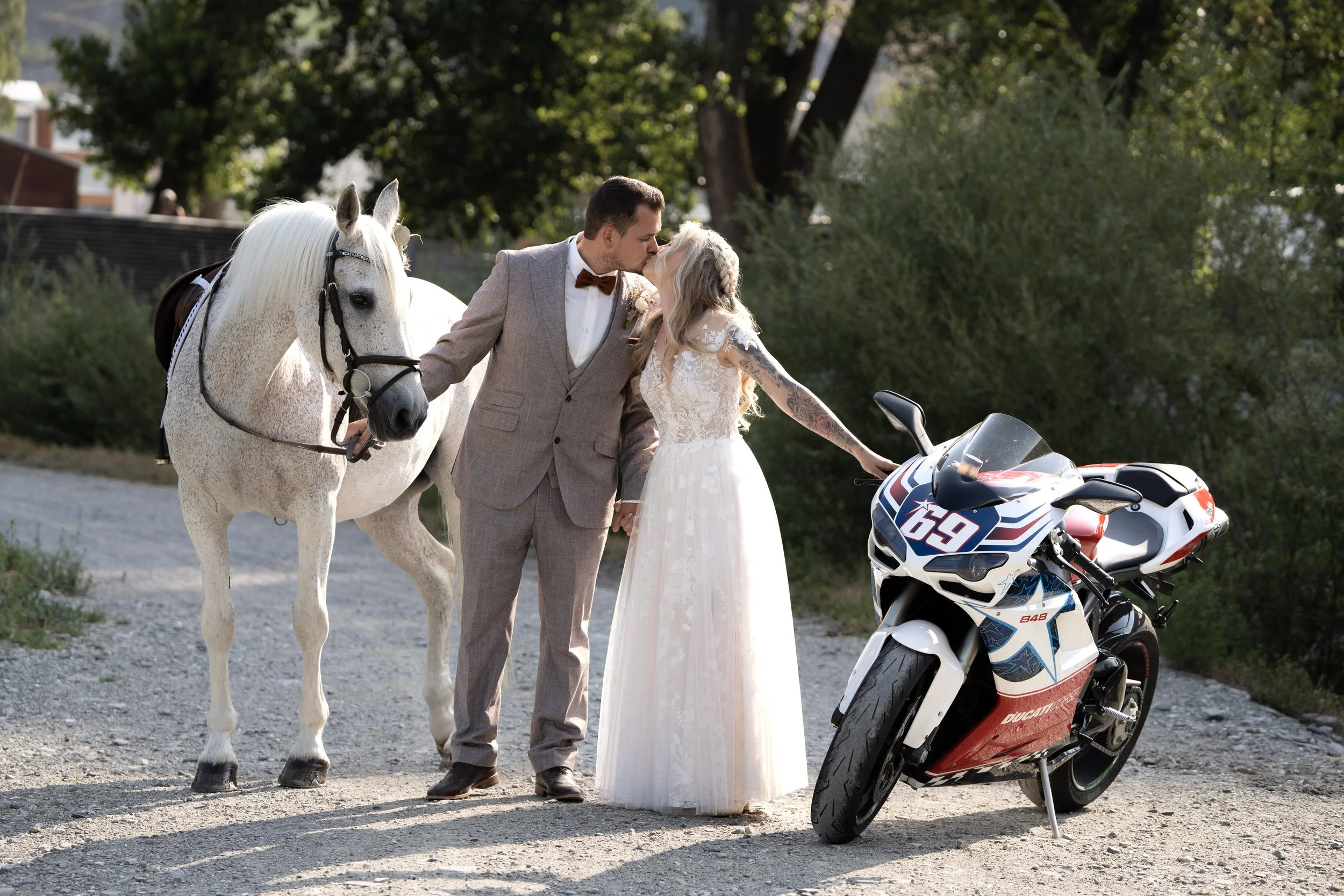 Das Brautpaar mit ihrer Leidenschaft (Pferd und Motorrad), Raron