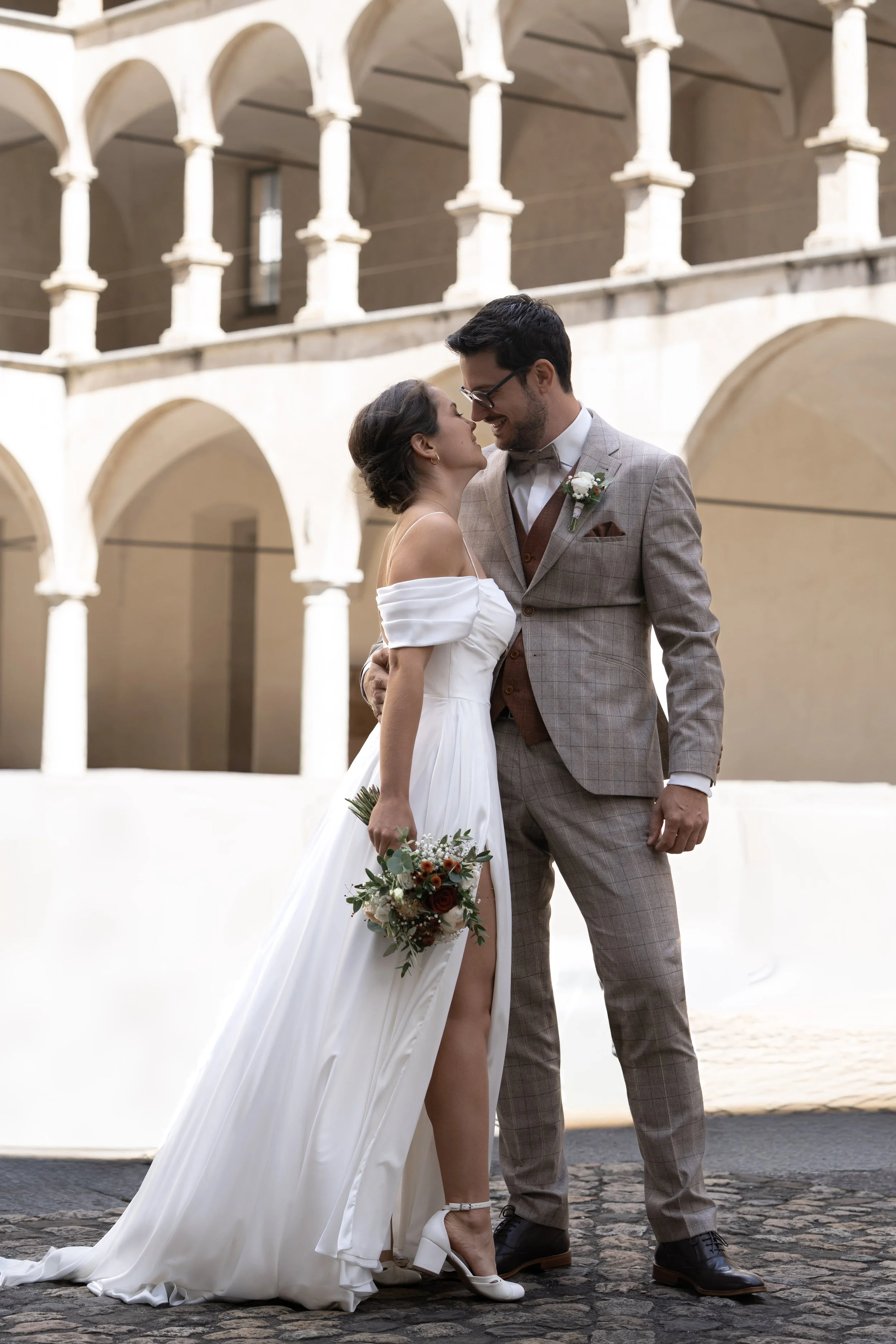 Brautpaar im sonnigen Stockalperschloss Brig