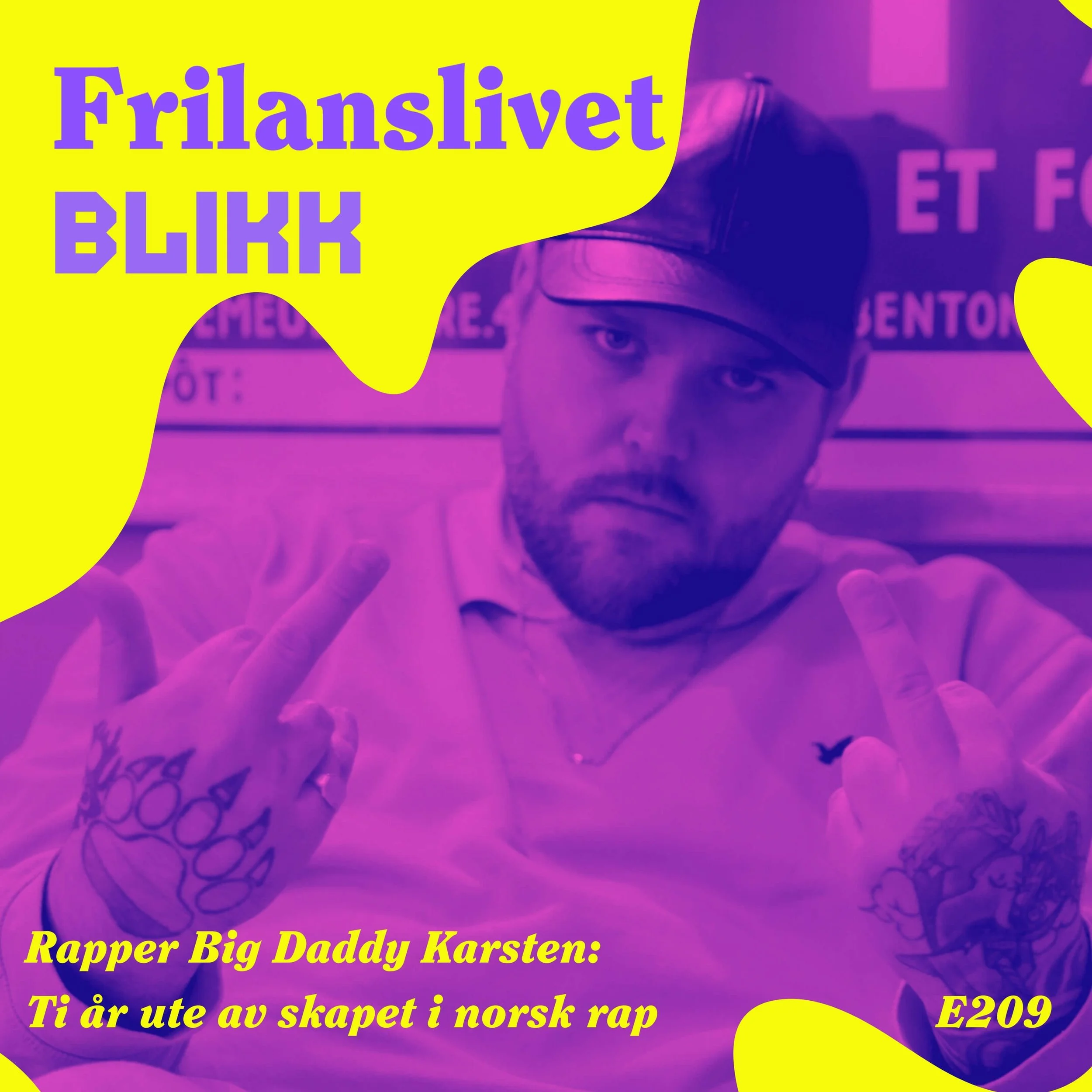 Fargerik plakat med en avbildning av en mann som gjør en håndgest. Teksten på plakaten er skrevet i gult og lilla og inkluderer overskriften "Frilanslivet BLOGG" og et sitat av rapper Big Daddy Karsten: "Ti år ute av skapte i norsk rap".