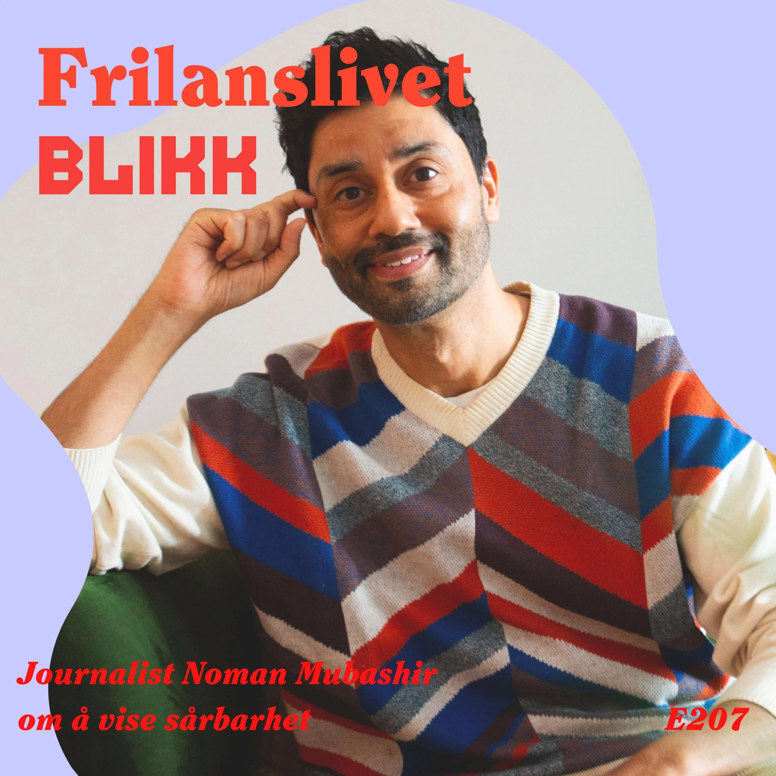 Et smilende menneske med mørkt, krøllete hår, som har på seg en stripete genser i fargene blå, rød, grå, svart og hvit, og sitter på gress. Tekst i rødt og grønt sier 'Journalist Noman Mushir om å vise sårbarhet' og 'E207'.