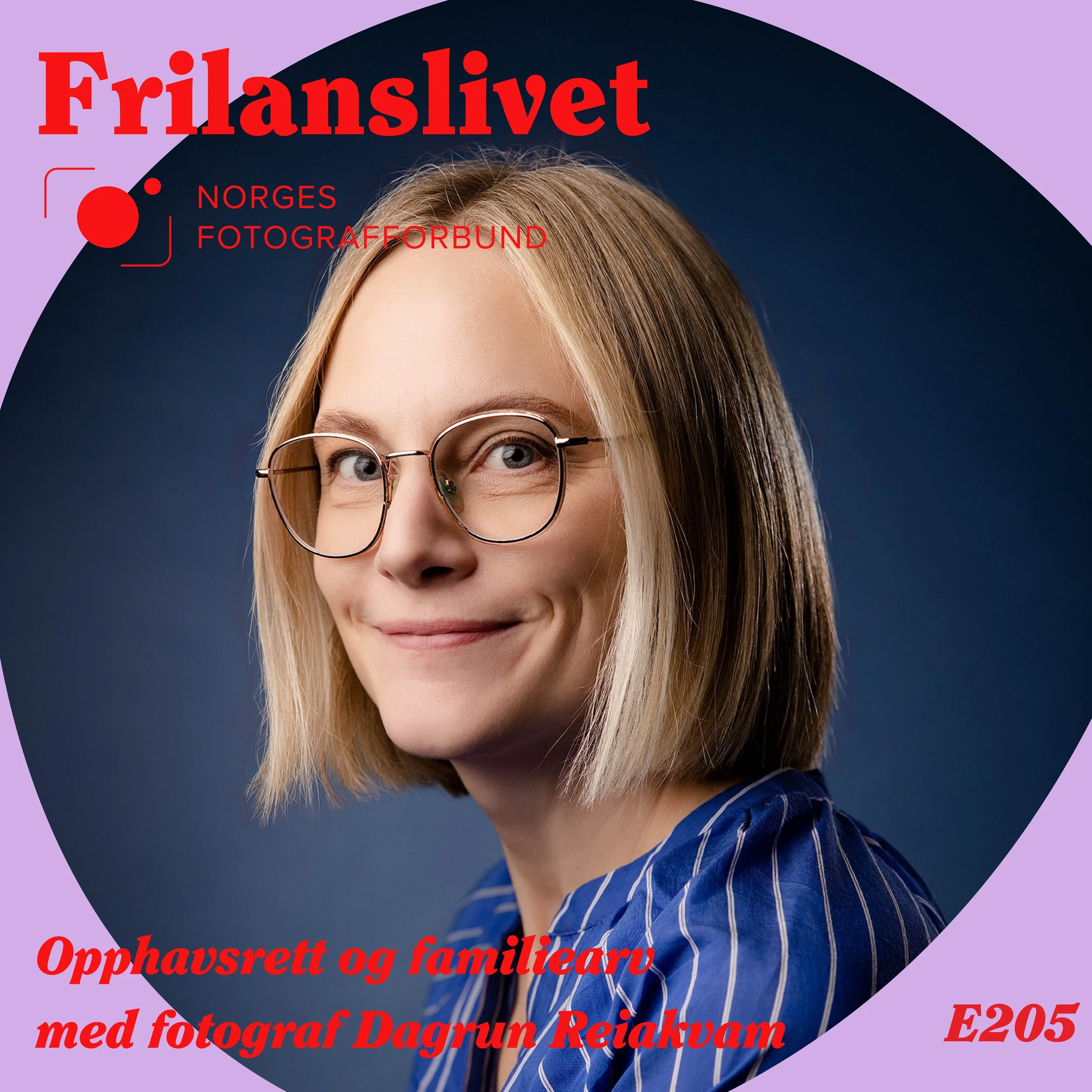 Nærbilde av en kvinne med blondt hår og briller, iført en blå skjorte med hvite striper, mot en blå bakgrunn og en lilla ramme. Tekst på bildet inkluderer 'Frlanslivet', 'Norges Fotografforbund', og annen informasjon om fotograflitteratur.