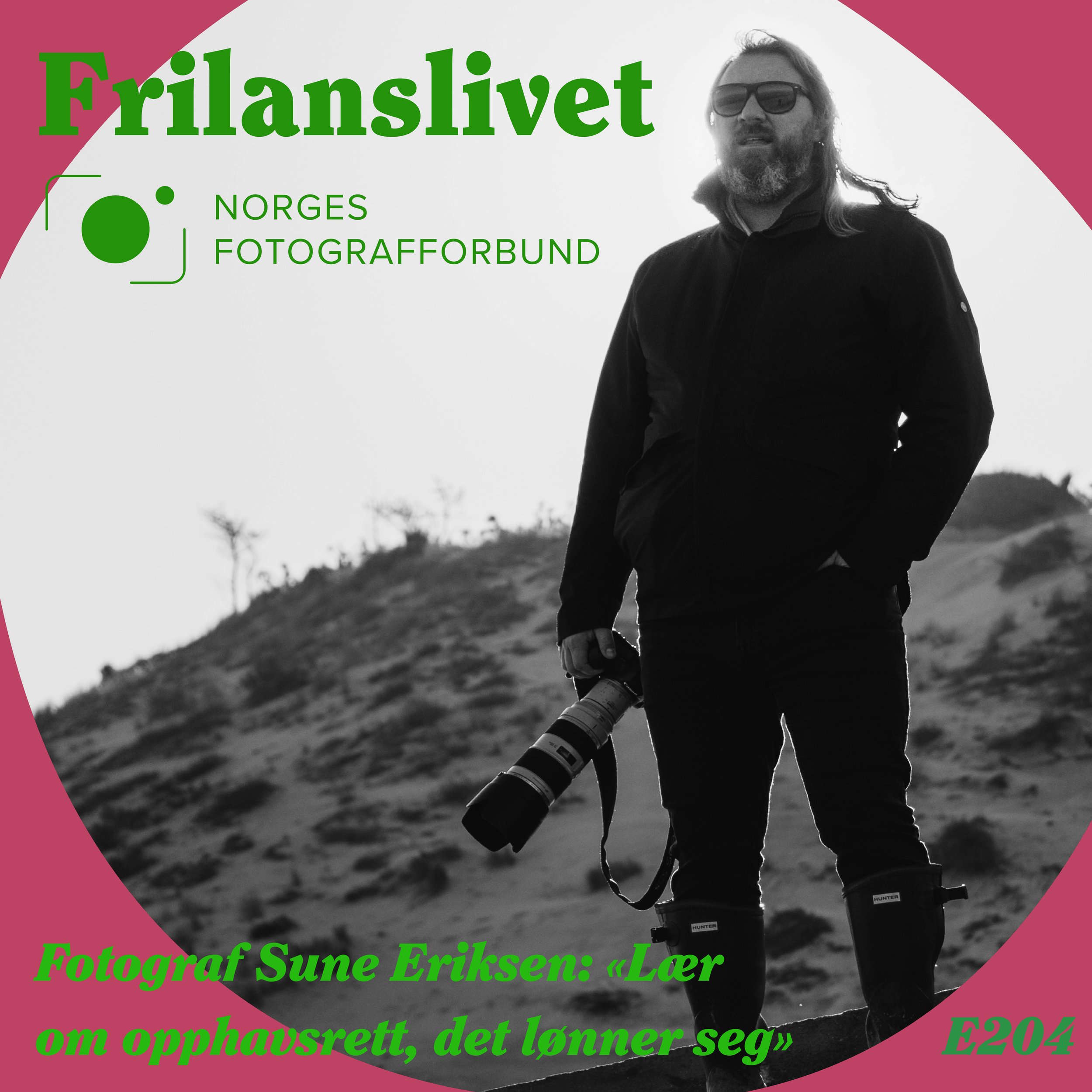 Svart-hvitt bilde av en mann med langt hår og skjegg, iført solbriller og jakke, som står i et naturlandskap. Over bildet er det tekst på norsk: 'Frilanslivet - Norges Fotografforbund'.