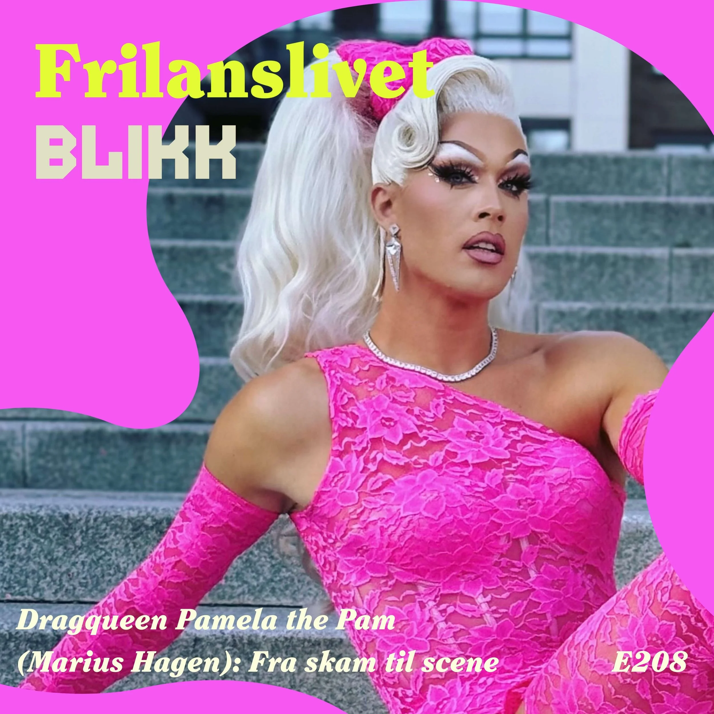 En kvinne med langt, blondt hår og store øyne, iført en rosa, blomstret kjole, står foran trappesommerarena. Tekst over bildestrukturen sier 'Frihetslivet BLKKK' og 'Draguqueen Pamela the Pam (Marius Hagen): Fra skam til scene'.