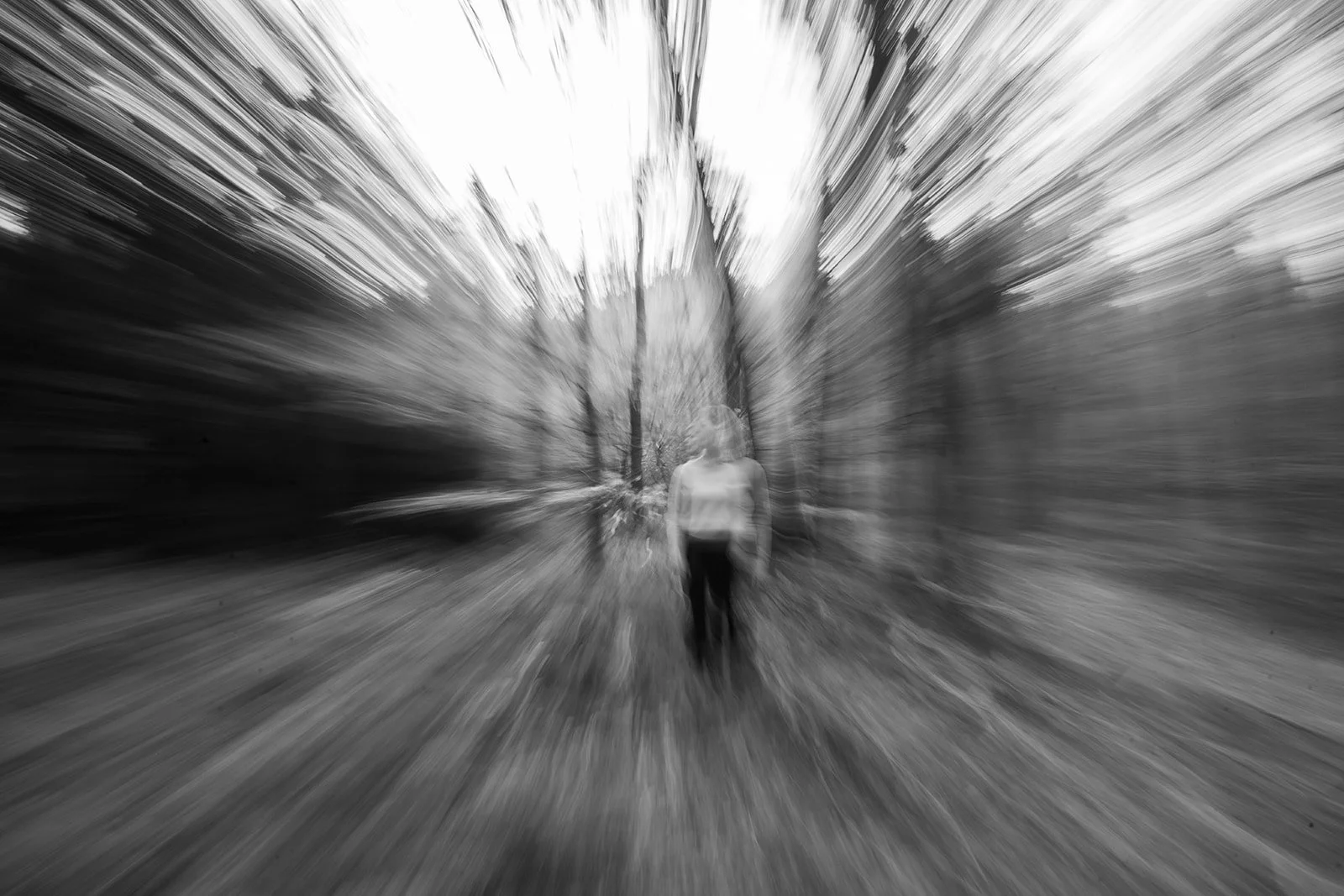 Je ziet hier een hoogsensitieve extravert vrouw in een bos met bewegend beeld.