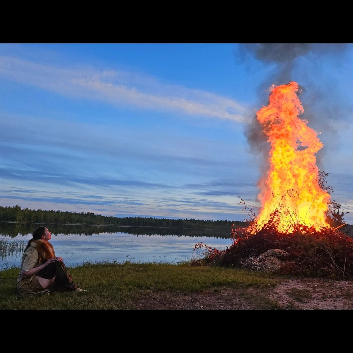 Muinaistulien y&ouml; @kierikkifi. 
Ty&ouml;matkat kivikaudelle =🫀
#kivikausihygge&auml;