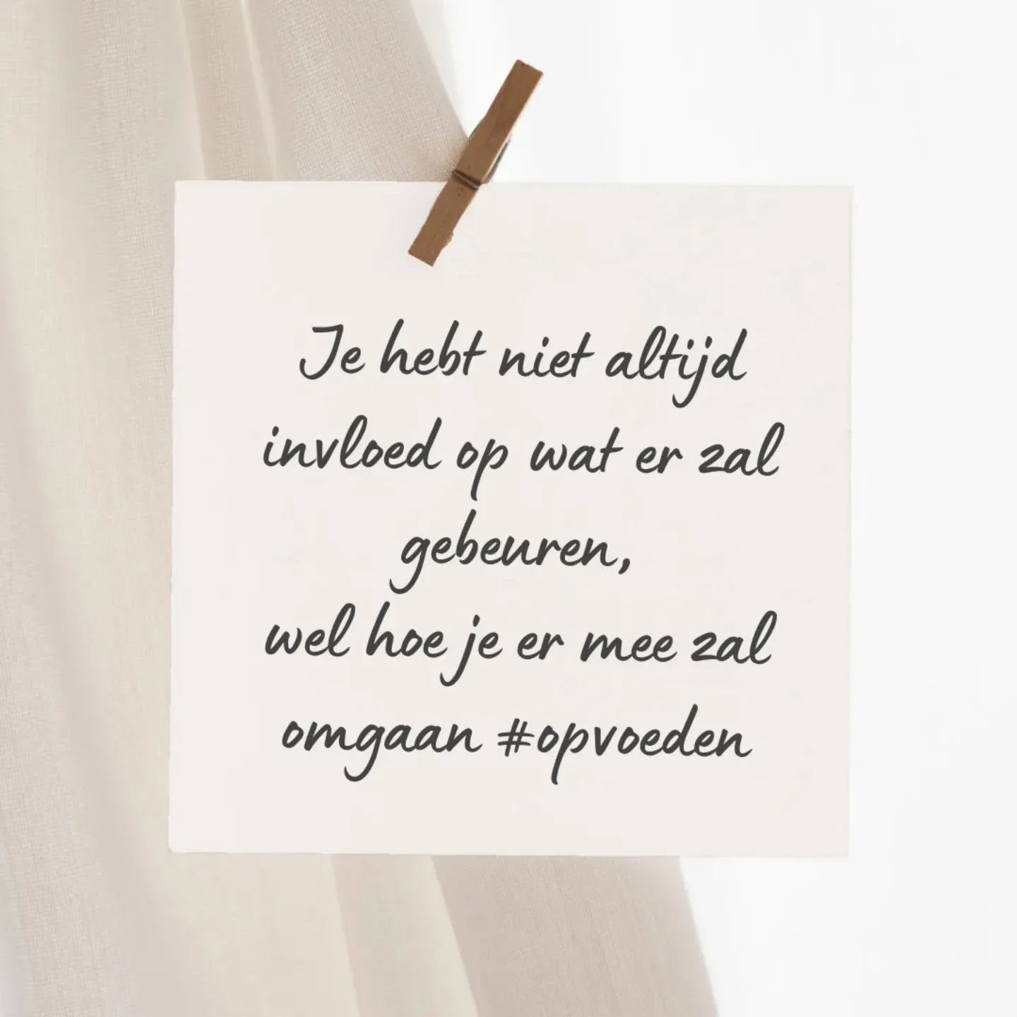 Als opvoedcoach geloof ik dat je niet altijd kunt bepalen wat er op je pad komt, maar wel hoe je ermee omgaat. In de reis van het ouderschap zijn het onze reacties die het verschil maken. Het is mijn missie om ouders te begeleiden in het vinden van r