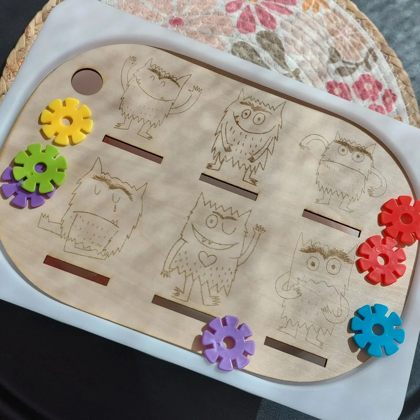 Onze gevoelsmonstertjes komen tot leven met een beetje kleur en een goed verhaal! Met dit vrolijke werkmateriaal geven we kinderen en ouders fijne handvaten om samen over gevoelens te praten. Hoe vaker je het erbij pakt, hoe meer het gaat leven. Zo w