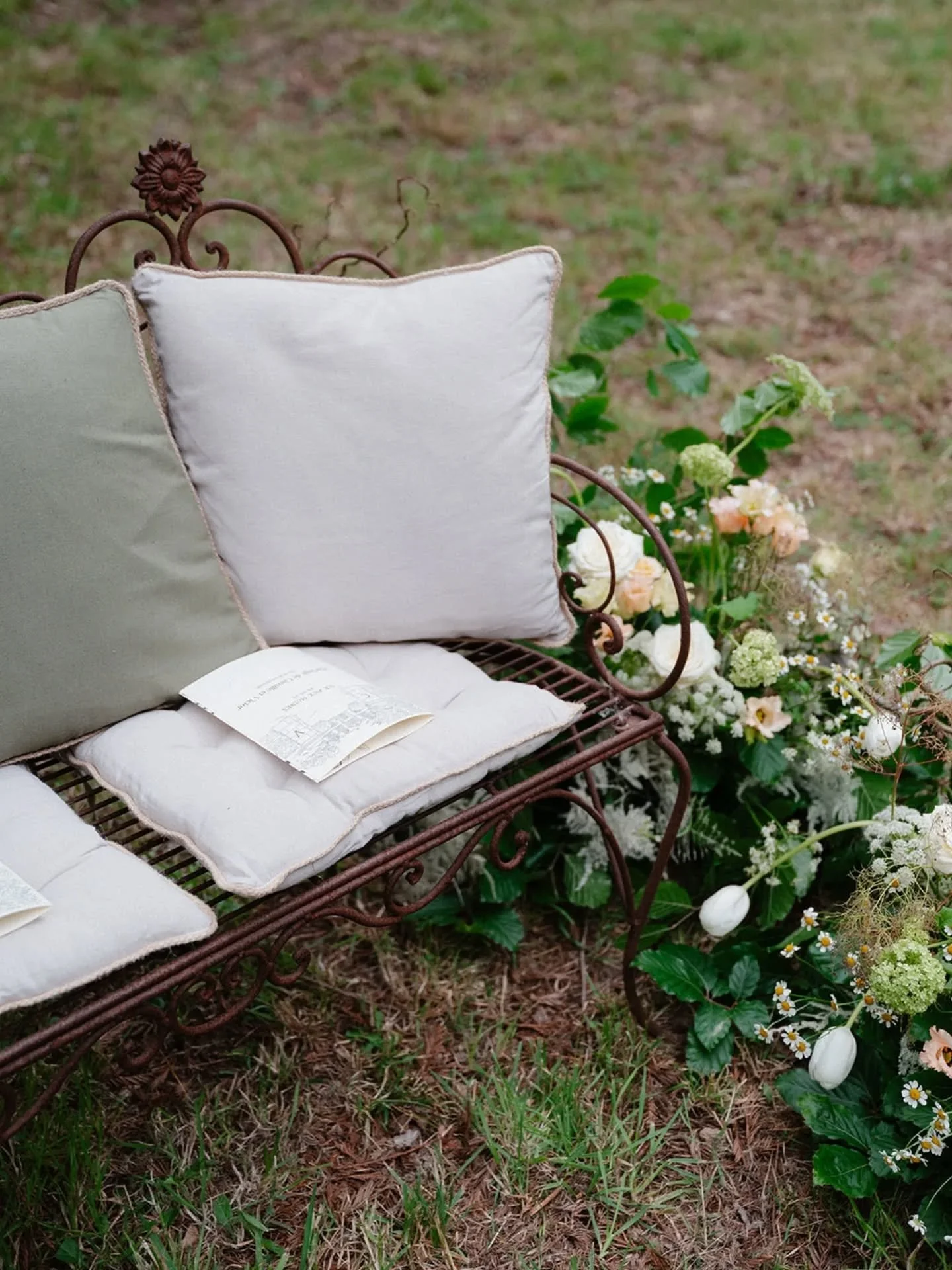 F&eacute;&eacute;rie botanique 🌱
.
.
La c&eacute;r&eacute;monie de Camille &amp; Victor 
Lieu @domaine.guerric.morbihan 
WP @westaddictweddings 
Wedding design @celinemuller_design 
Fleuriste @camomille.atelierfloral 
Photographe @camillelopez_photo