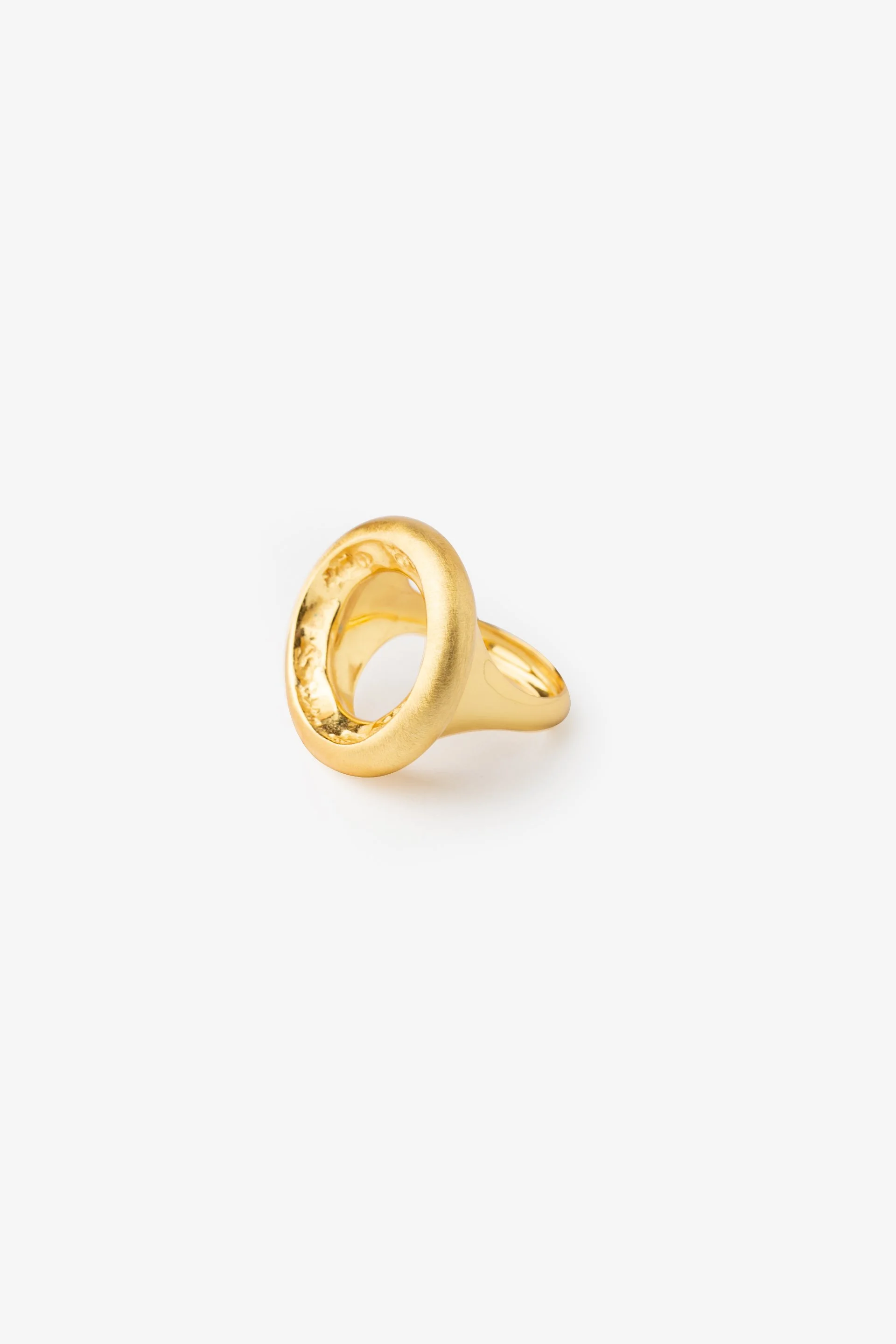 Broken edge donut ring_gold_2D1A3830_gb.jpg