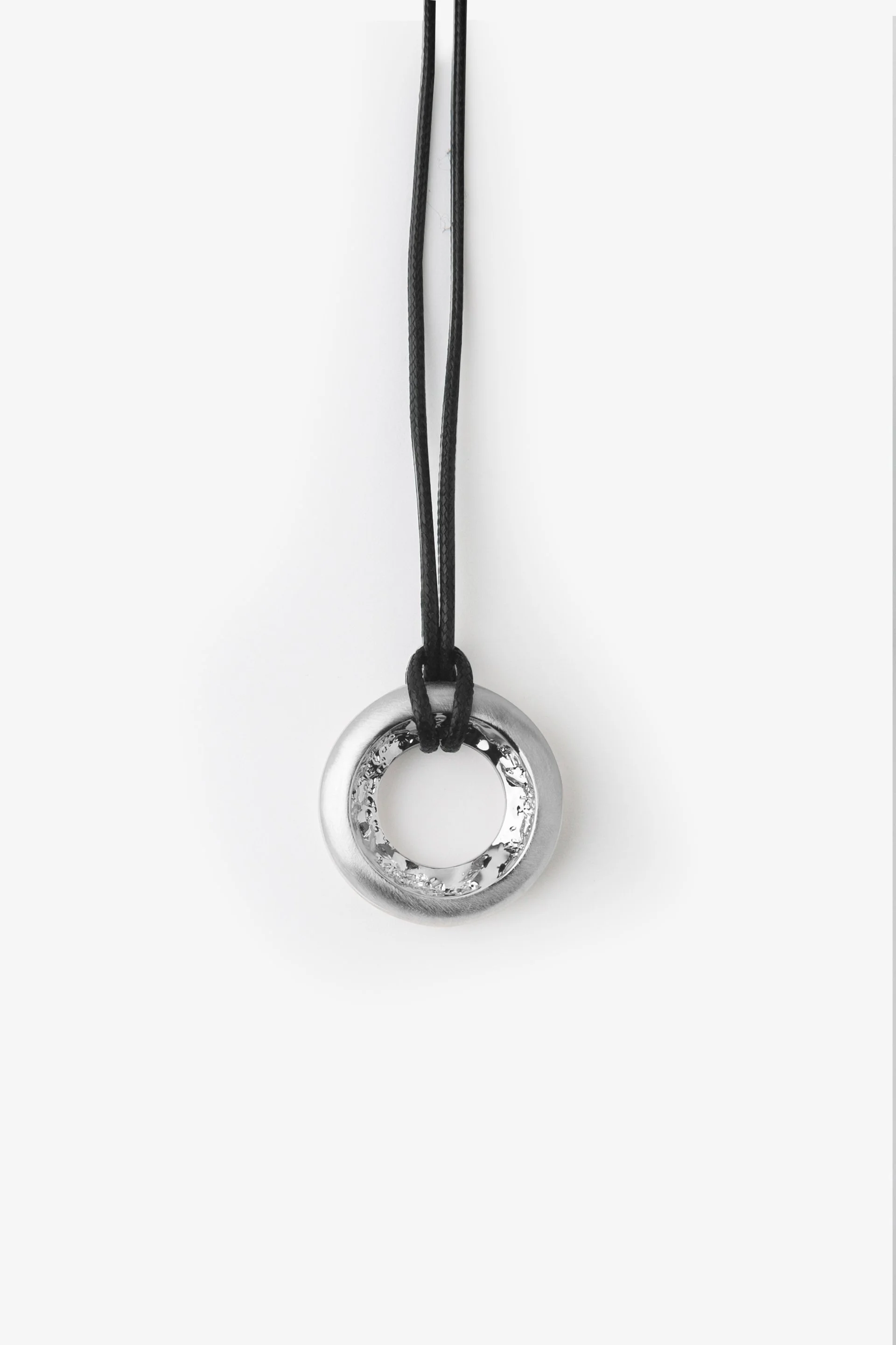 Broken edge donut pendant L_Silver_02D1A2826_gb.jpg
