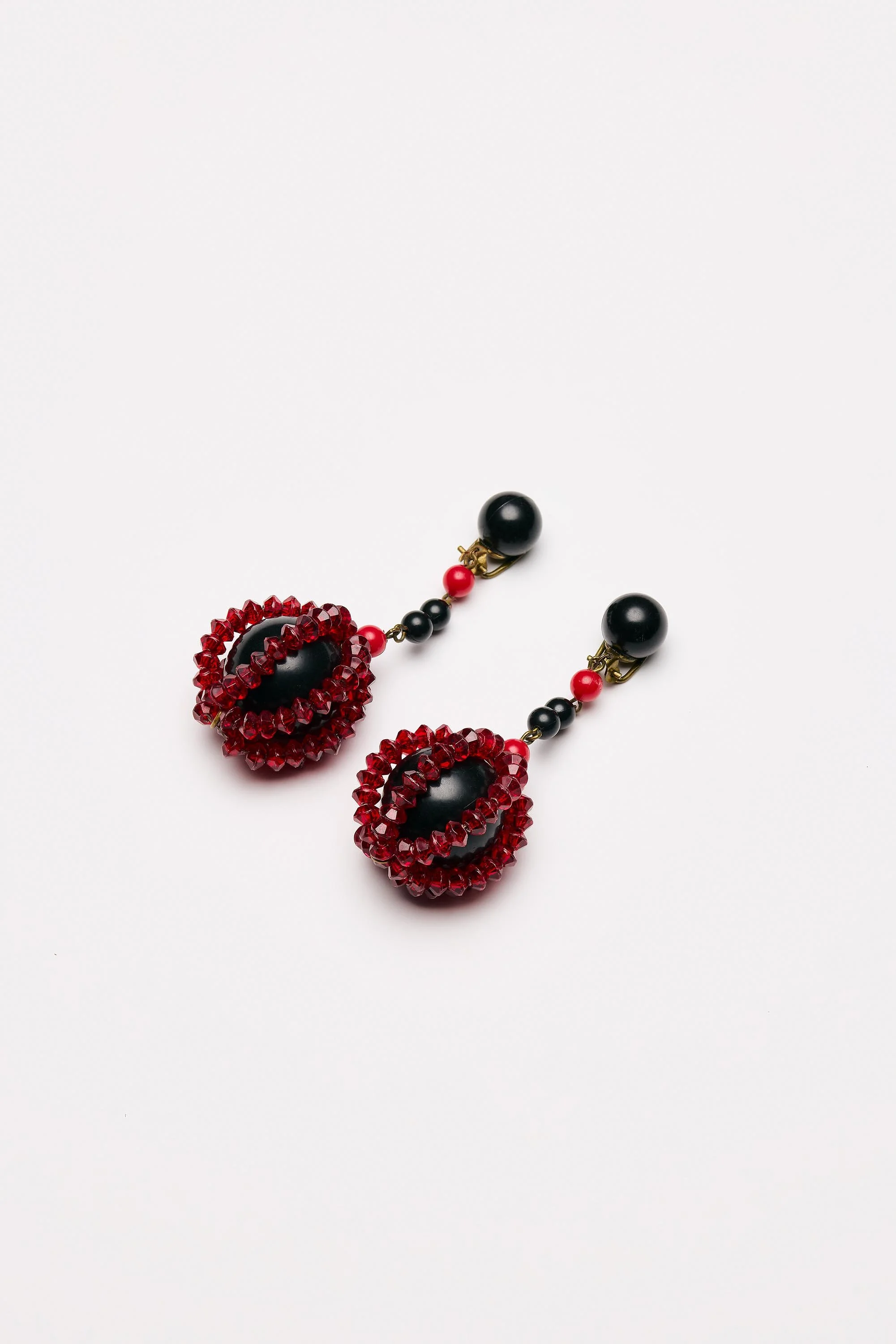 Vintage Costume Jewelry – Black Wood Earclips with red Glas Pearls